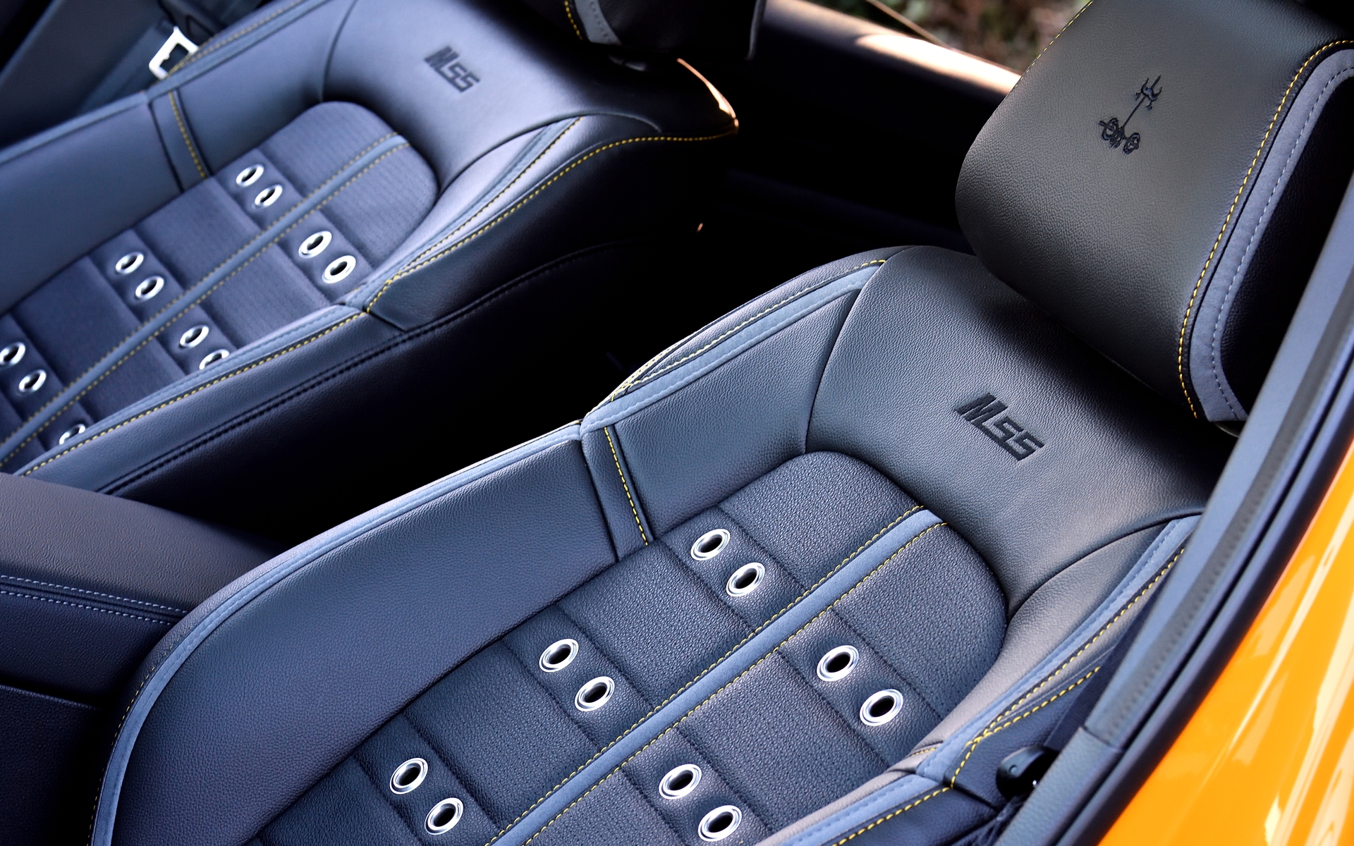 オプションのレザーシートには「M55」のエンボス加工のほか、孔のあるオリジナルデザイン