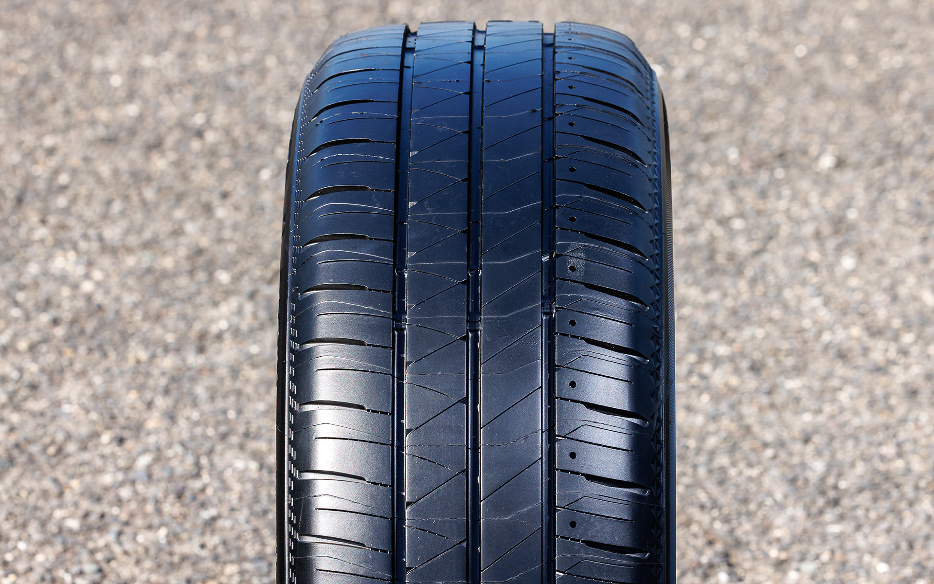 2月に発売となった乗用車用タイヤ「フィネッサ HB01（エイチビーゼロワン）」は155/65R14～245/45R19の全55サイズを設定し、価格は1万2980円～6万2150円/本。新パターンのショルダー部に採用した「スプラッシュラグ」が主溝からの排水性を向上したほか、主溝に「スクエアグルーヴ」を適用することで、摩耗しても溝体積の変化をより小さく抑え、高い排水性の維持を実現した