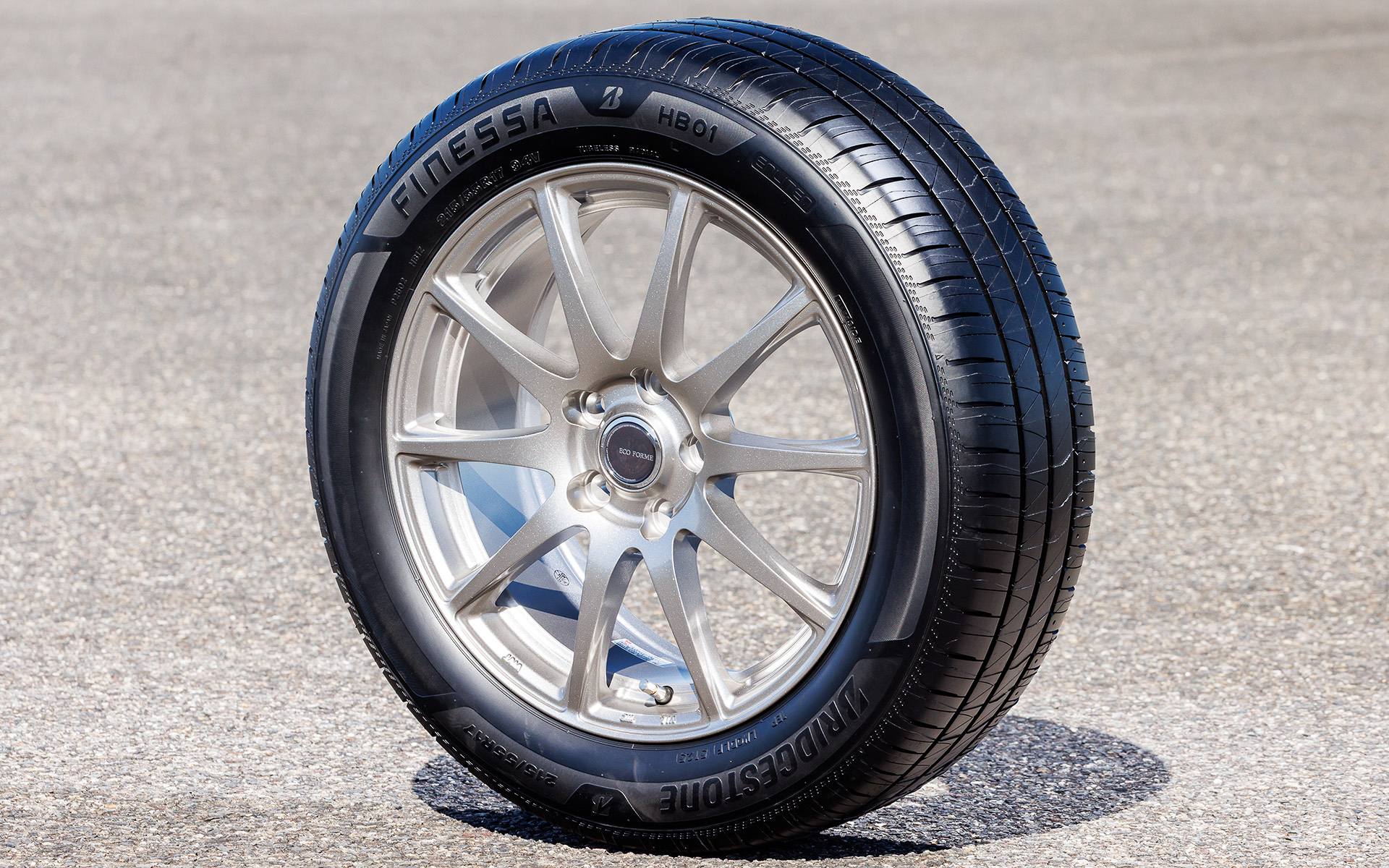 2月に発売となった乗用車用タイヤ「フィネッサ HB01（エイチビーゼロワン）」は155/65R14～245/45R19の全55サイズを設定し、価格は1万2980円～6万2150円/本。新パターンのショルダー部に採用した「スプラッシュラグ」が主溝からの排水性を向上したほか、主溝に「スクエアグルーヴ」を適用することで、摩耗しても溝体積の変化をより小さく抑え、高い排水性の維持を実現した