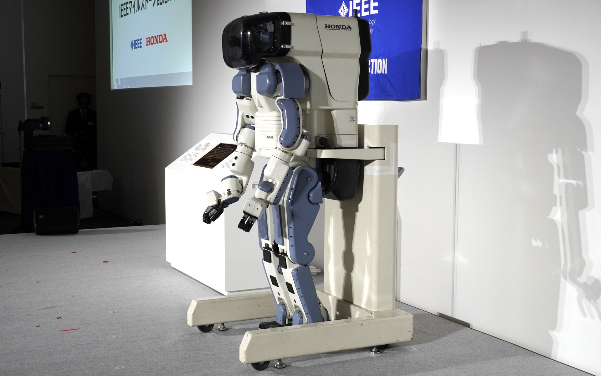 P2は約30年前のもののため、バッテリなどがなく動作しない。フレームに固定されるかたちで記念式典にのぞんだ