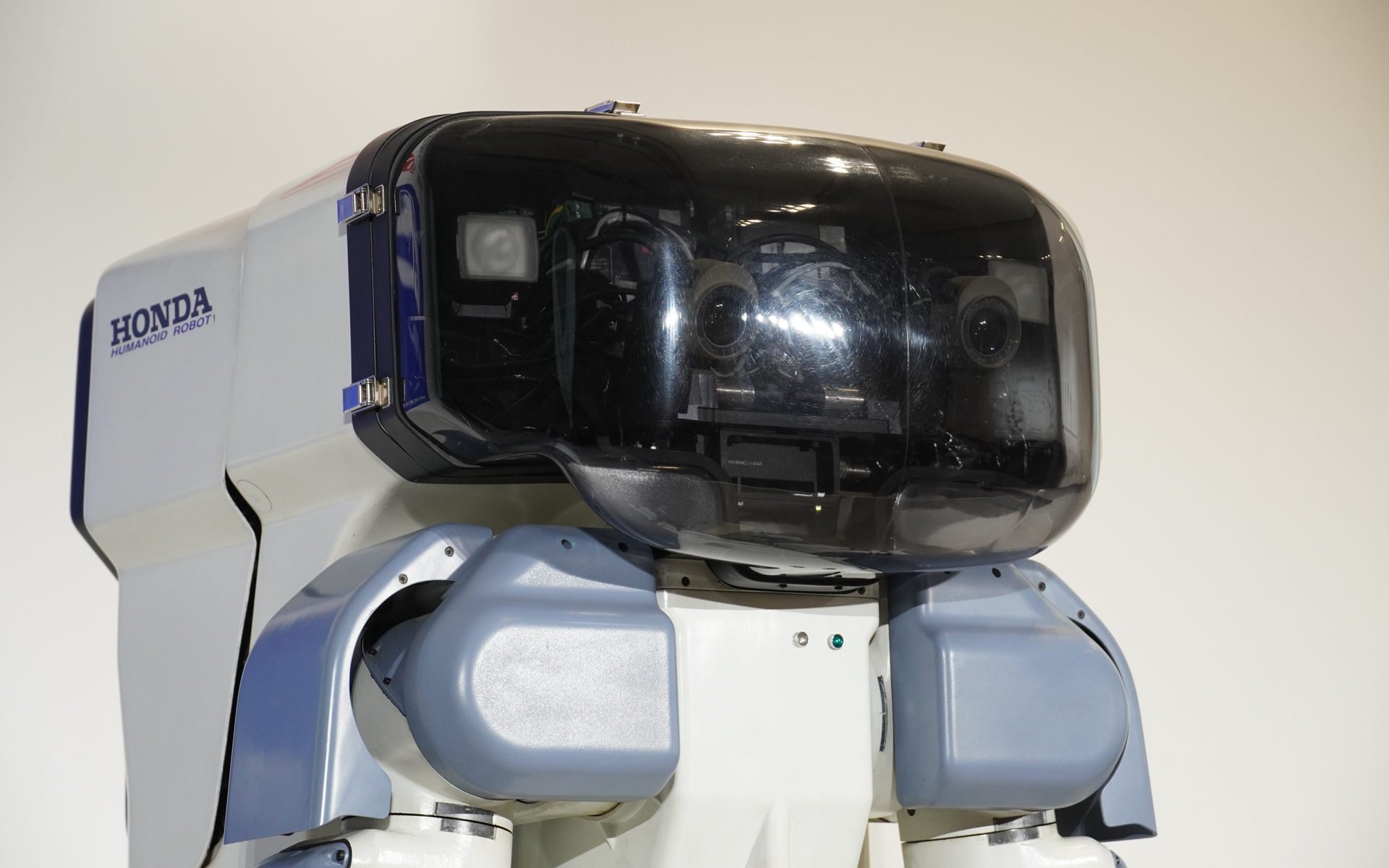 顔の部分にはカメラなどが見える