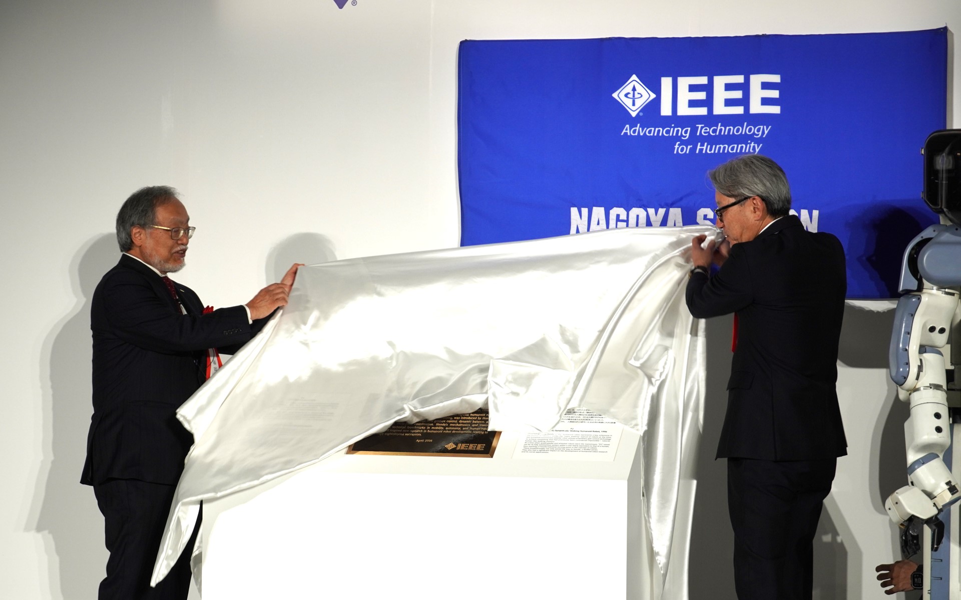 福田氏と本田技研工業社長の三部氏で認定の銘板をアンベール