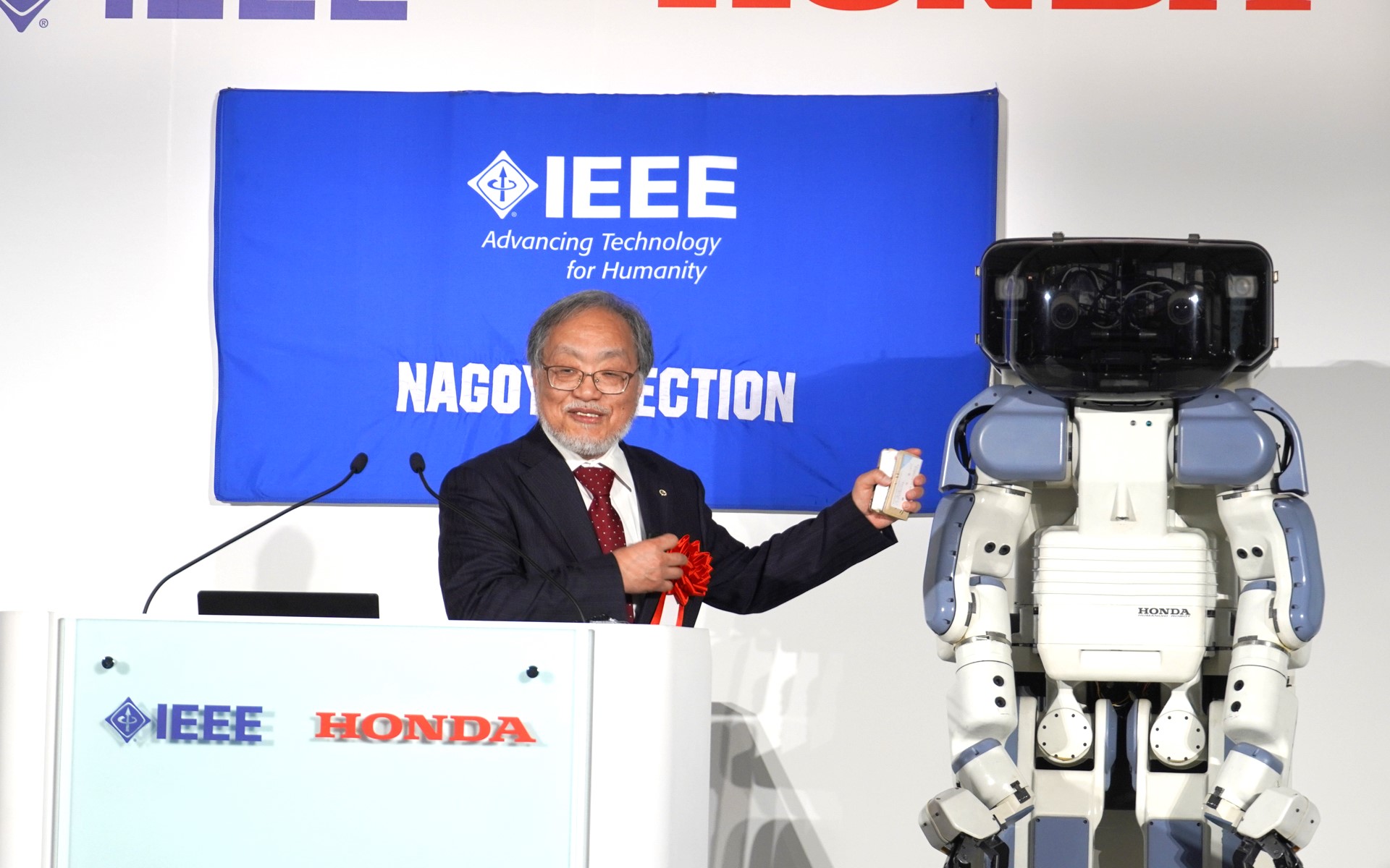 P2に寄り添って讃える福田氏