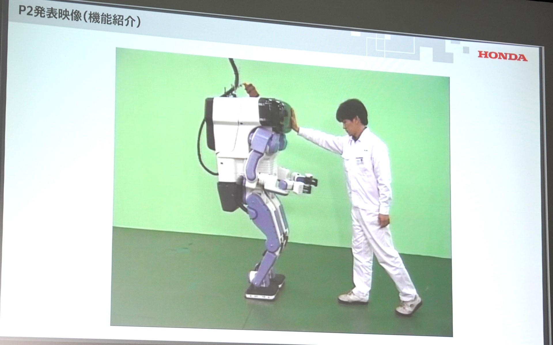 P2を押しても後ろに倒れずに足で後退して姿勢を保つ動作をする