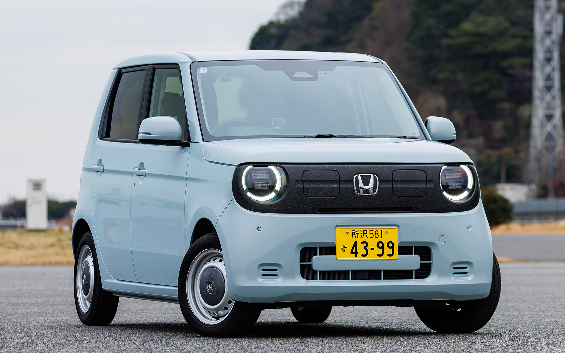 2025年9月に発売されたホンダの新型軽バッテリEV「N-ONE e:」。価格は「e: G」が269万9400円、「e: L」が319万8800円。CEV補助金（令和7年度補正予算）は58万円