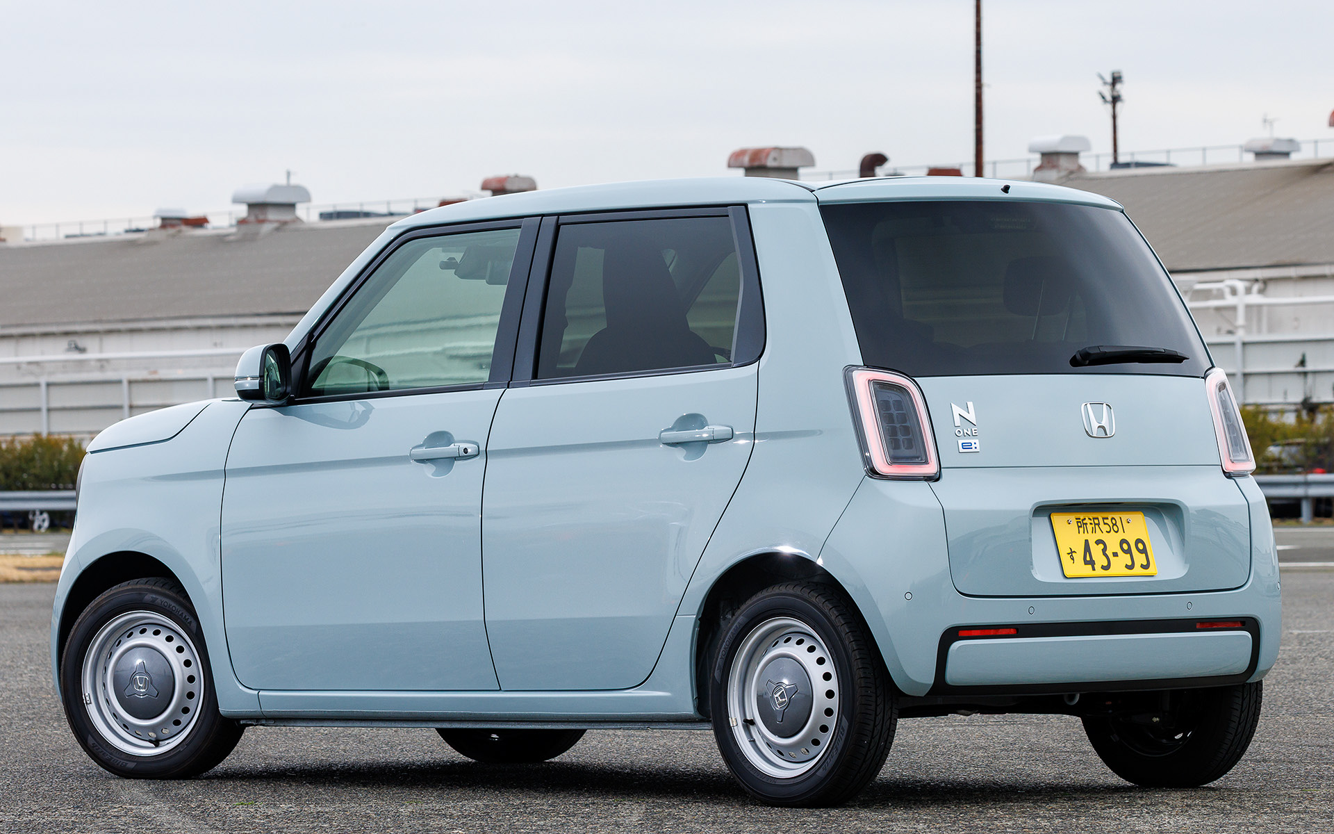 ボディサイズは3395×1475×1545mm（全長×全幅×全高）、ホイールベースは2520mm。車両重量は1030kg。モーターの最高出力は47kW（64PS）、最大トルクは162Nm（16.5kgfm）。一充電走行距離（WLTC）は295kmとなっている