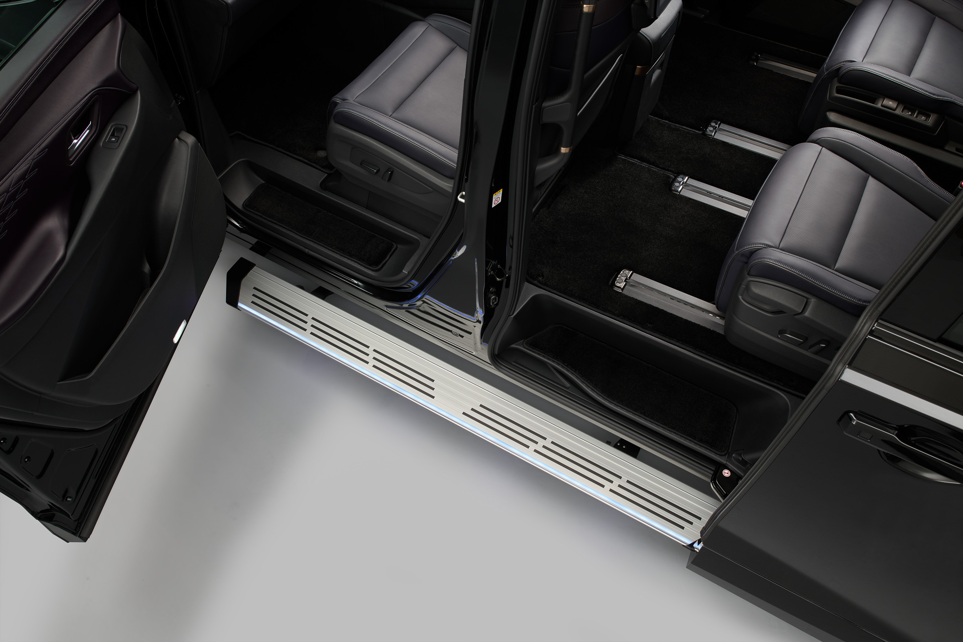 新型「エルグランド ステップタイプ」