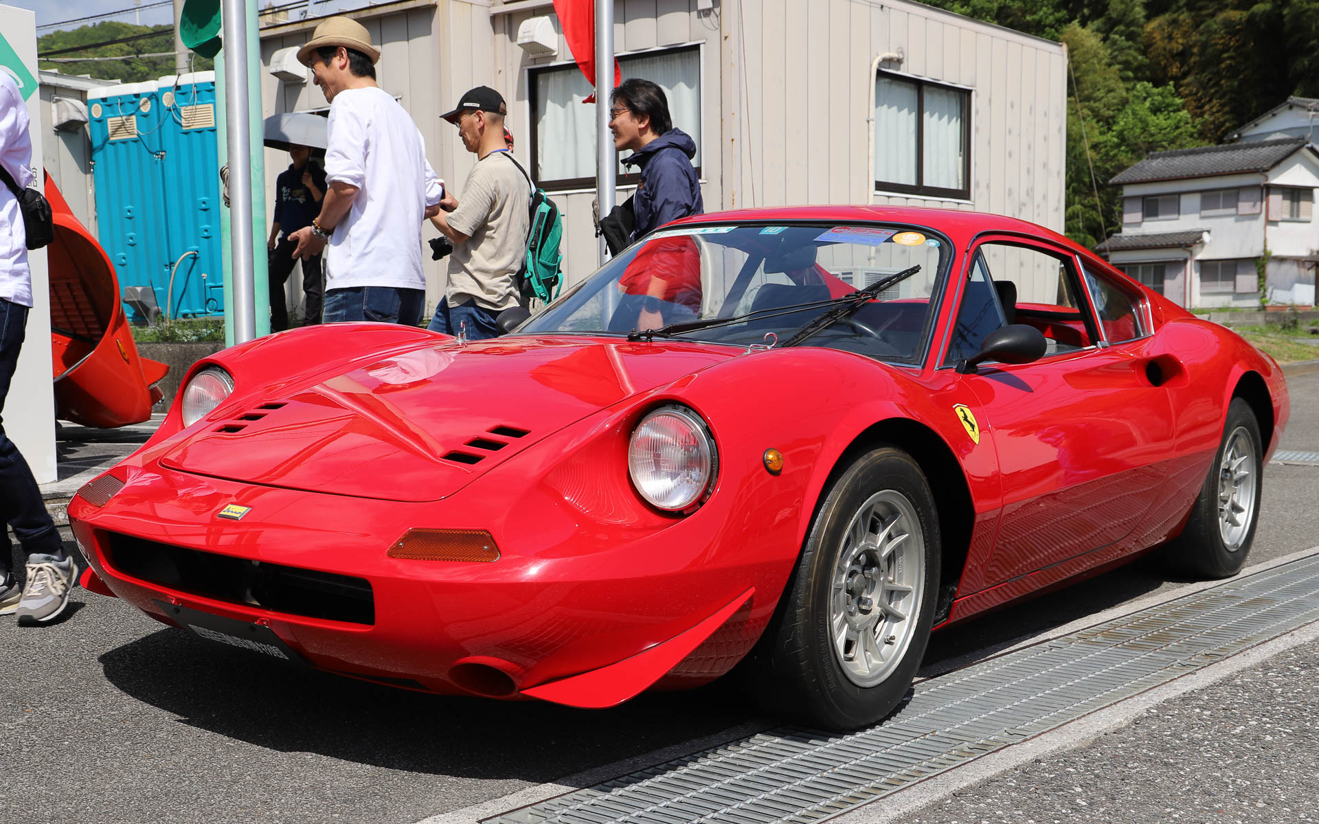 「ディーノ 246GT」。フェラーリを名乗ることができなかった、あるいは、わざと名乗らなかったなど、さまざまな説があるモデル（四国自動車博物館の所蔵車両はフェラーリのシールを貼っている）。エンツォ・フェラーリ氏の息子で、V型6気筒エンジンの開発に携わっていたアルフレード氏の愛称となる「ディーノ」からモデル名が付けられている。V型6気筒2.4リッターエンジンをミッドシップに搭載。デザインはイタリアの名門カロッツェリアのピニンファリーナが担当した。なお、展示車両はルーフ、ボディ外板、車内まで破損した車両をレストアしており、シートやダッシュボードなどはレース仕様に仕上げられ、フロントノーズ、左右ドア、トランクリッド部分にアルミを採用したことで約200kg軽量化するとともに、車高も30mmダウンしている。オーナーはダウンヒルの大会に出場したり、高知-東京間を往復したり、「ディーノ 246GT」を溺愛していたとのこと