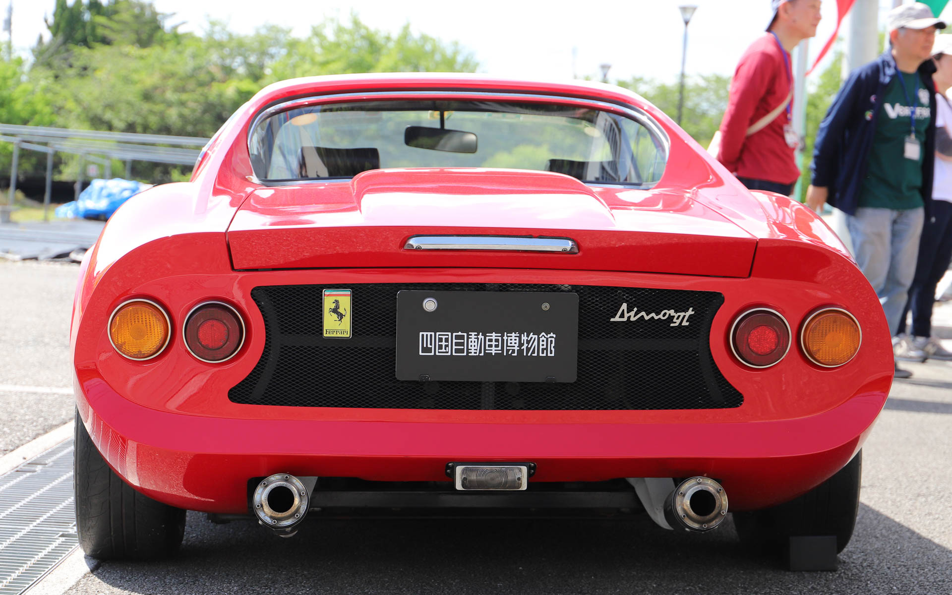 「ディーノ 246GT」。フェラーリを名乗ることができなかった、あるいは、わざと名乗らなかったなど、さまざまな説があるモデル（四国自動車博物館の所蔵車両はフェラーリのシールを貼っている）。エンツォ・フェラーリ氏の息子で、V型6気筒エンジンの開発に携わっていたアルフレード氏の愛称となる「ディーノ」からモデル名が付けられている。V型6気筒2.4リッターエンジンをミッドシップに搭載。デザインはイタリアの名門カロッツェリアのピニンファリーナが担当した。なお、展示車両はルーフ、ボディ外板、車内まで破損した車両をレストアしており、シートやダッシュボードなどはレース仕様に仕上げられ、フロントノーズ、左右ドア、トランクリッド部分にアルミを採用したことで約200kg軽量化するとともに、車高も30mmダウンしている。オーナーはダウンヒルの大会に出場したり、高知-東京間を往復したり、「ディーノ 246GT」を溺愛していたとのこと