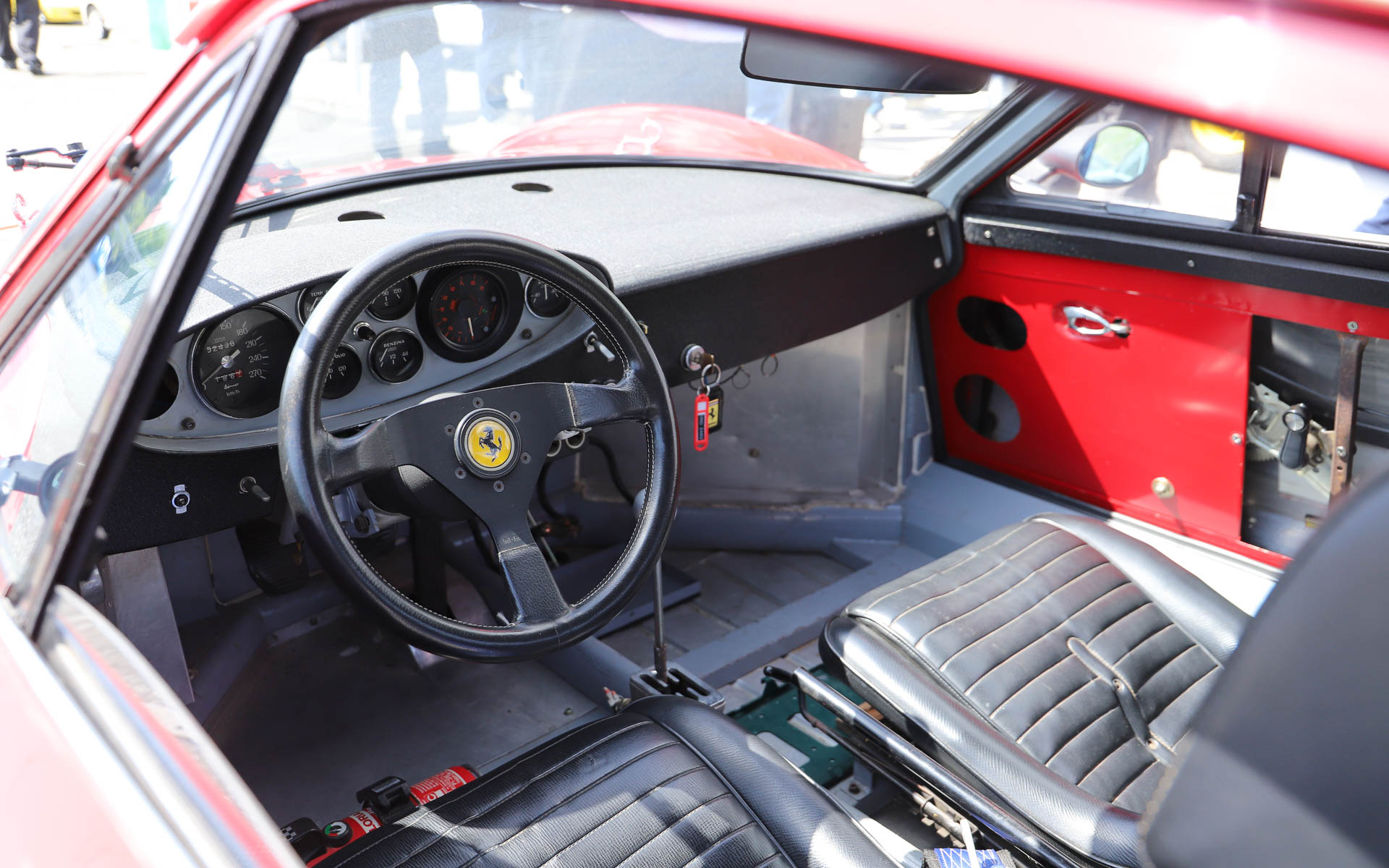 「ディーノ 246GT」。フェラーリを名乗ることができなかった、あるいは、わざと名乗らなかったなど、さまざまな説があるモデル（四国自動車博物館の所蔵車両はフェラーリのシールを貼っている）。エンツォ・フェラーリ氏の息子で、V型6気筒エンジンの開発に携わっていたアルフレード氏の愛称となる「ディーノ」からモデル名が付けられている。V型6気筒2.4リッターエンジンをミッドシップに搭載。デザインはイタリアの名門カロッツェリアのピニンファリーナが担当した。なお、展示車両はルーフ、ボディ外板、車内まで破損した車両をレストアしており、シートやダッシュボードなどはレース仕様に仕上げられ、フロントノーズ、左右ドア、トランクリッド部分にアルミを採用したことで約200kg軽量化するとともに、車高も30mmダウンしている。オーナーはダウンヒルの大会に出場したり、高知-東京間を往復したり、「ディーノ 246GT」を溺愛していたとのこと