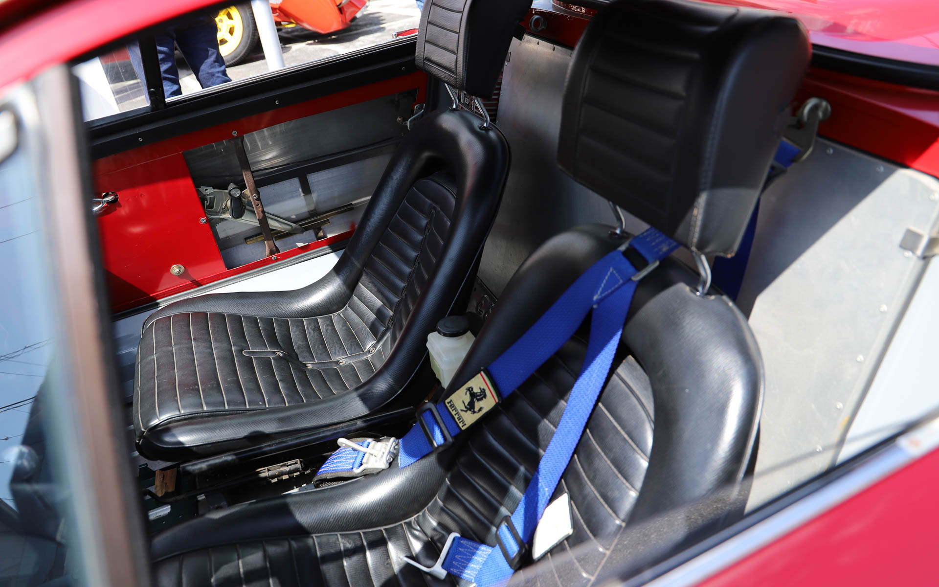 「ディーノ 246GT」。フェラーリを名乗ることができなかった、あるいは、わざと名乗らなかったなど、さまざまな説があるモデル（四国自動車博物館の所蔵車両はフェラーリのシールを貼っている）。エンツォ・フェラーリ氏の息子で、V型6気筒エンジンの開発に携わっていたアルフレード氏の愛称となる「ディーノ」からモデル名が付けられている。V型6気筒2.4リッターエンジンをミッドシップに搭載。デザインはイタリアの名門カロッツェリアのピニンファリーナが担当した。なお、展示車両はルーフ、ボディ外板、車内まで破損した車両をレストアしており、シートやダッシュボードなどはレース仕様に仕上げられ、フロントノーズ、左右ドア、トランクリッド部分にアルミを採用したことで約200kg軽量化するとともに、車高も30mmダウンしている。オーナーはダウンヒルの大会に出場したり、高知-東京間を往復したり、「ディーノ 246GT」を溺愛していたとのこと