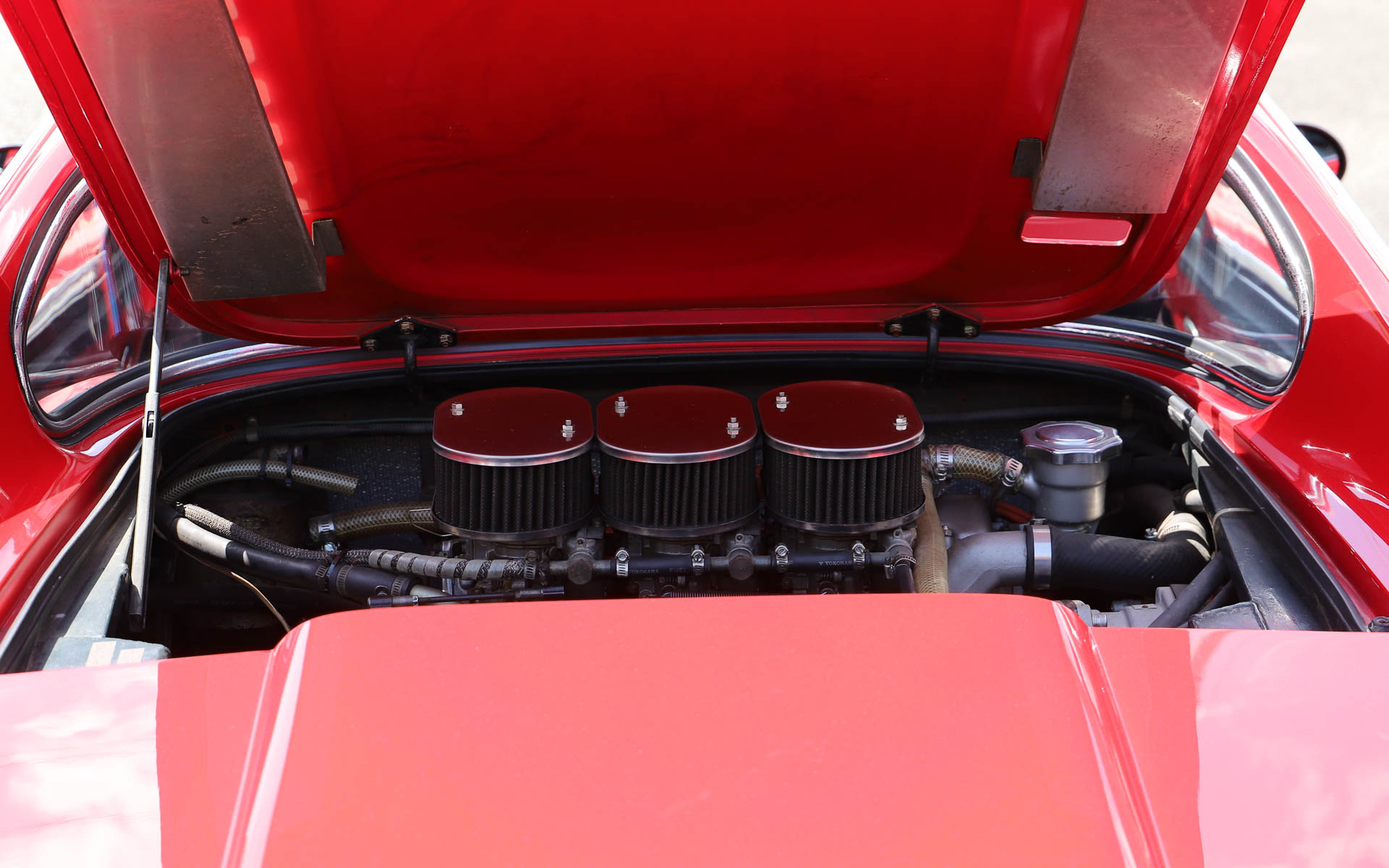 「ディーノ 246GT」。フェラーリを名乗ることができなかった、あるいは、わざと名乗らなかったなど、さまざまな説があるモデル（四国自動車博物館の所蔵車両はフェラーリのシールを貼っている）。エンツォ・フェラーリ氏の息子で、V型6気筒エンジンの開発に携わっていたアルフレード氏の愛称となる「ディーノ」からモデル名が付けられている。V型6気筒2.4リッターエンジンをミッドシップに搭載。デザインはイタリアの名門カロッツェリアのピニンファリーナが担当した。なお、展示車両はルーフ、ボディ外板、車内まで破損した車両をレストアしており、シートやダッシュボードなどはレース仕様に仕上げられ、フロントノーズ、左右ドア、トランクリッド部分にアルミを採用したことで約200kg軽量化するとともに、車高も30mmダウンしている。オーナーはダウンヒルの大会に出場したり、高知-東京間を往復したり、「ディーノ 246GT」を溺愛していたとのこと