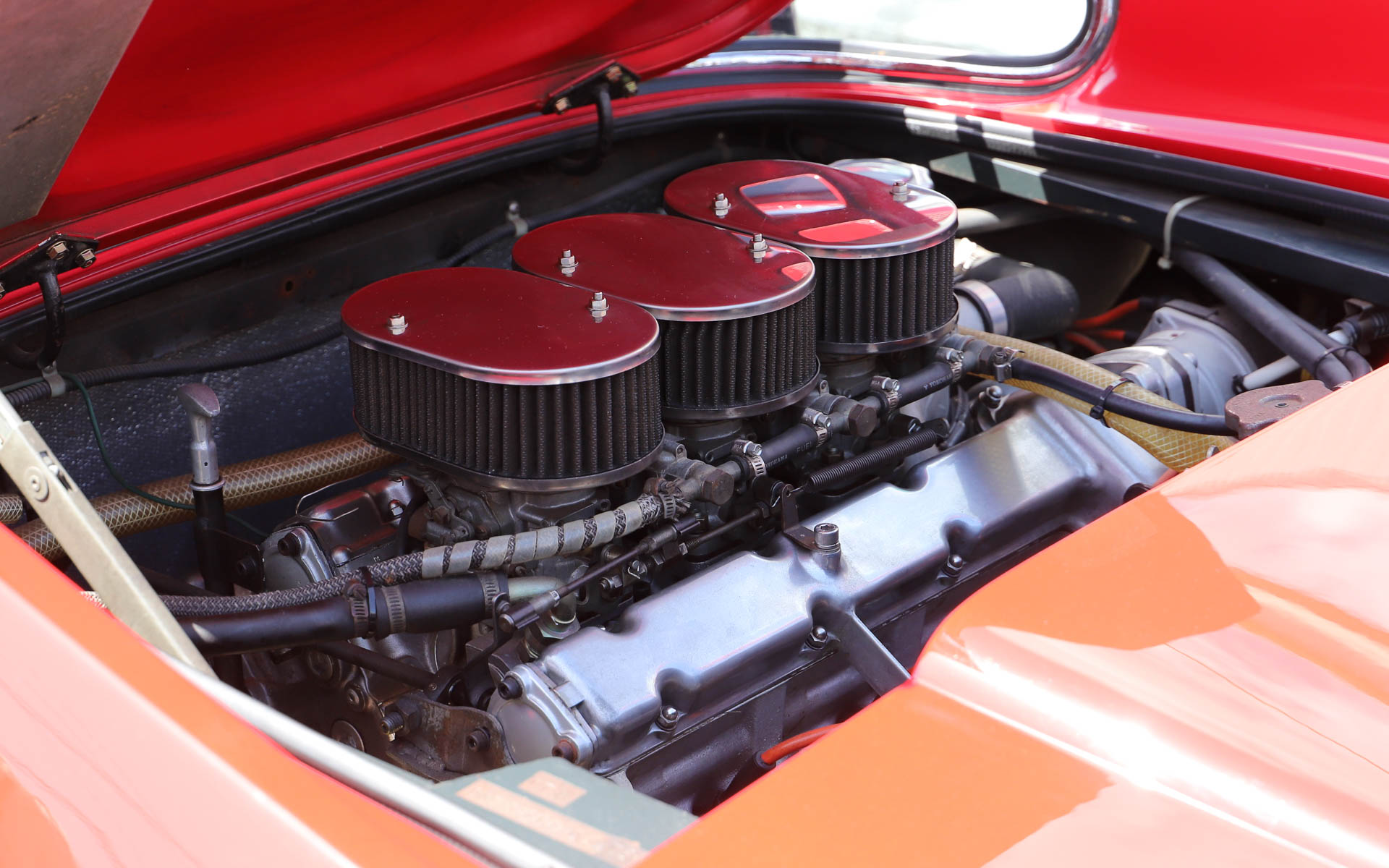 「ディーノ 246GT」。フェラーリを名乗ることができなかった、あるいは、わざと名乗らなかったなど、さまざまな説があるモデル（四国自動車博物館の所蔵車両はフェラーリのシールを貼っている）。エンツォ・フェラーリ氏の息子で、V型6気筒エンジンの開発に携わっていたアルフレード氏の愛称となる「ディーノ」からモデル名が付けられている。V型6気筒2.4リッターエンジンをミッドシップに搭載。デザインはイタリアの名門カロッツェリアのピニンファリーナが担当した。なお、展示車両はルーフ、ボディ外板、車内まで破損した車両をレストアしており、シートやダッシュボードなどはレース仕様に仕上げられ、フロントノーズ、左右ドア、トランクリッド部分にアルミを採用したことで約200kg軽量化するとともに、車高も30mmダウンしている。オーナーはダウンヒルの大会に出場したり、高知-東京間を往復したり、「ディーノ 246GT」を溺愛していたとのこと