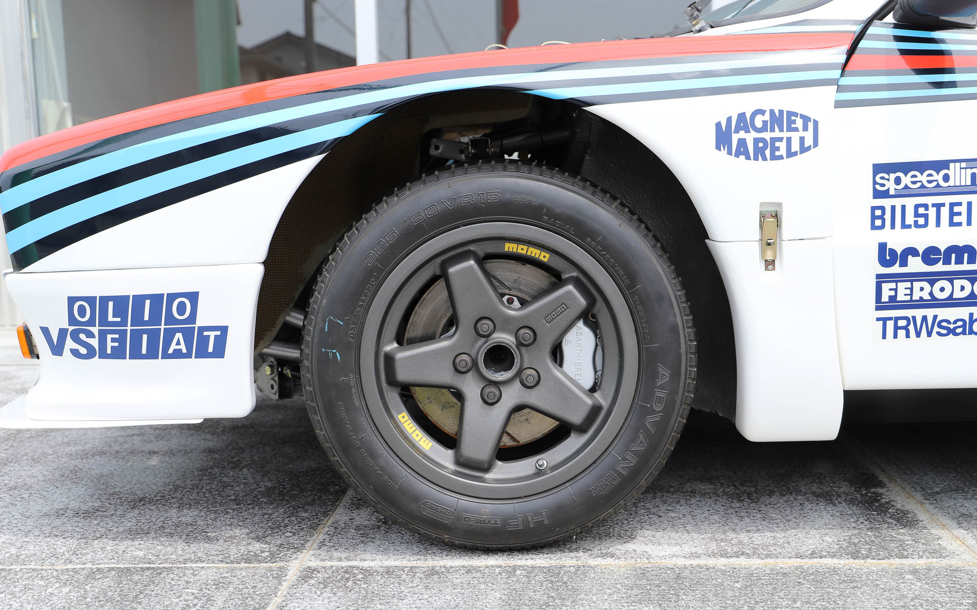 「ランチア・ラリー037」。4WDが台頭してきた1980年代のWRCに、あえてミッドシップで挑んだ車両。過酷なレースのため、現存するワークスマシンは約半数と言われている。デザインはピニンファリーナが担当した。ボディはケブラーとカーボンファイバーで構成され、当時としてはかなり軽量とされている。整備性を高めるため、エンジンルームへのアクセスがしやすいような工夫がされており、ボンネットはパイプ1本で支えるだけとなっている。エンジンは「アバルト・131」の直列4気筒エンジンをベースにチューニングし、スーパーチャージャーを搭載することで、低回転域からパワーを発揮する