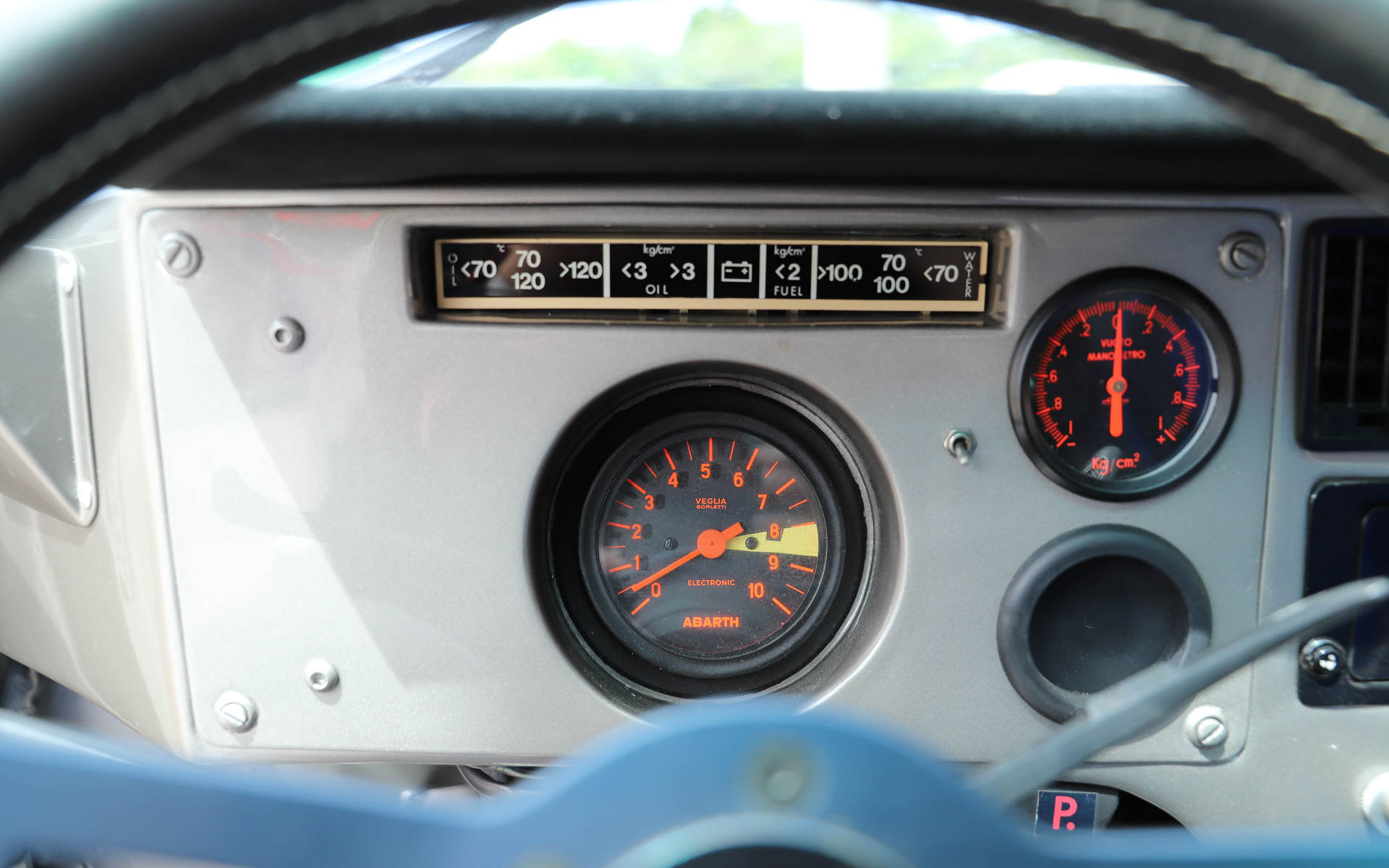 「ランチア・ラリー037」。4WDが台頭してきた1980年代のWRCに、あえてミッドシップで挑んだ車両。過酷なレースのため、現存するワークスマシンは約半数と言われている。デザインはピニンファリーナが担当した。ボディはケブラーとカーボンファイバーで構成され、当時としてはかなり軽量とされている。整備性を高めるため、エンジンルームへのアクセスがしやすいような工夫がされており、ボンネットはパイプ1本で支えるだけとなっている。エンジンは「アバルト・131」の直列4気筒エンジンをベースにチューニングし、スーパーチャージャーを搭載することで、低回転域からパワーを発揮する