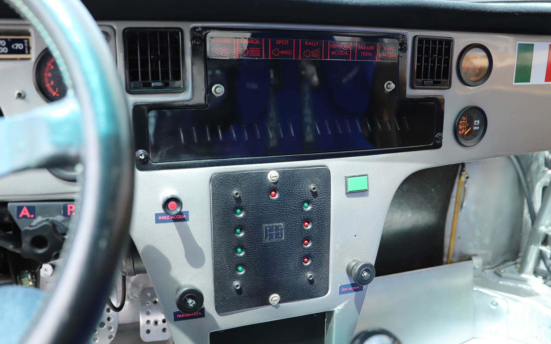 「ランチア・ラリー037」。4WDが台頭してきた1980年代のWRCに、あえてミッドシップで挑んだ車両。過酷なレースのため、現存するワークスマシンは約半数と言われている。デザインはピニンファリーナが担当した。ボディはケブラーとカーボンファイバーで構成され、当時としてはかなり軽量とされている。整備性を高めるため、エンジンルームへのアクセスがしやすいような工夫がされており、ボンネットはパイプ1本で支えるだけとなっている。エンジンは「アバルト・131」の直列4気筒エンジンをベースにチューニングし、スーパーチャージャーを搭載することで、低回転域からパワーを発揮する