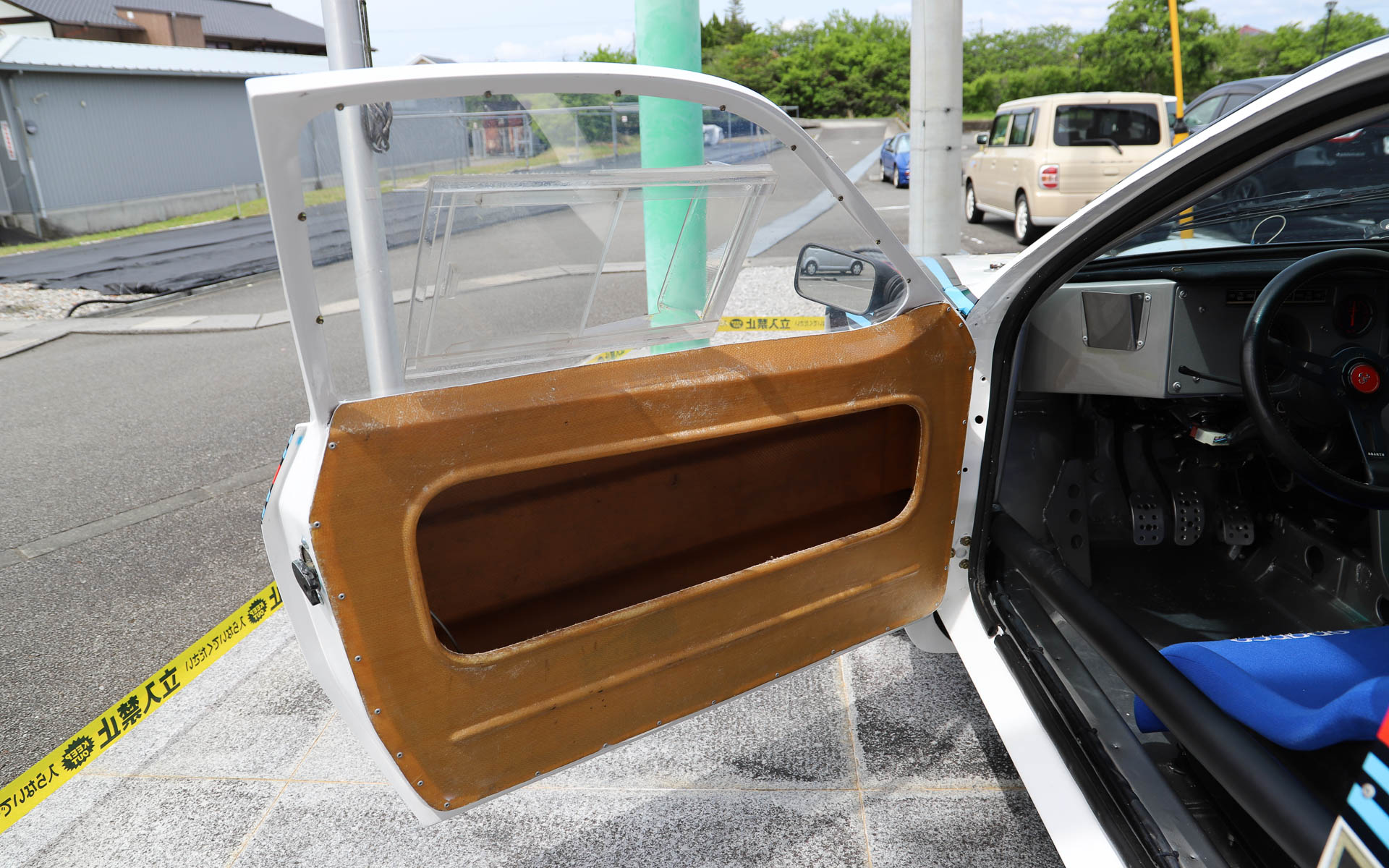 「ランチア・ラリー037」。4WDが台頭してきた1980年代のWRCに、あえてミッドシップで挑んだ車両。過酷なレースのため、現存するワークスマシンは約半数と言われている。デザインはピニンファリーナが担当した。ボディはケブラーとカーボンファイバーで構成され、当時としてはかなり軽量とされている。整備性を高めるため、エンジンルームへのアクセスがしやすいような工夫がされており、ボンネットはパイプ1本で支えるだけとなっている。エンジンは「アバルト・131」の直列4気筒エンジンをベースにチューニングし、スーパーチャージャーを搭載することで、低回転域からパワーを発揮する