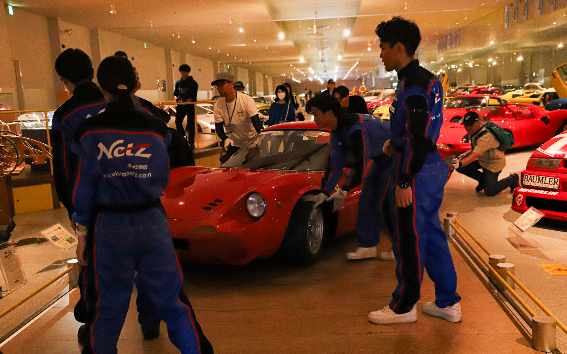 参加者の手で搬出される「ディーノ 246GT」「ランチア・ラリー037」「ランチア・ストラトス」