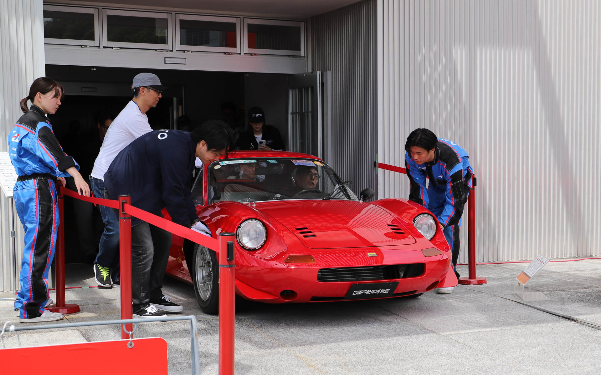 参加者の手で搬出される「ディーノ 246GT」「ランチア・ラリー037」「ランチア・ストラトス」