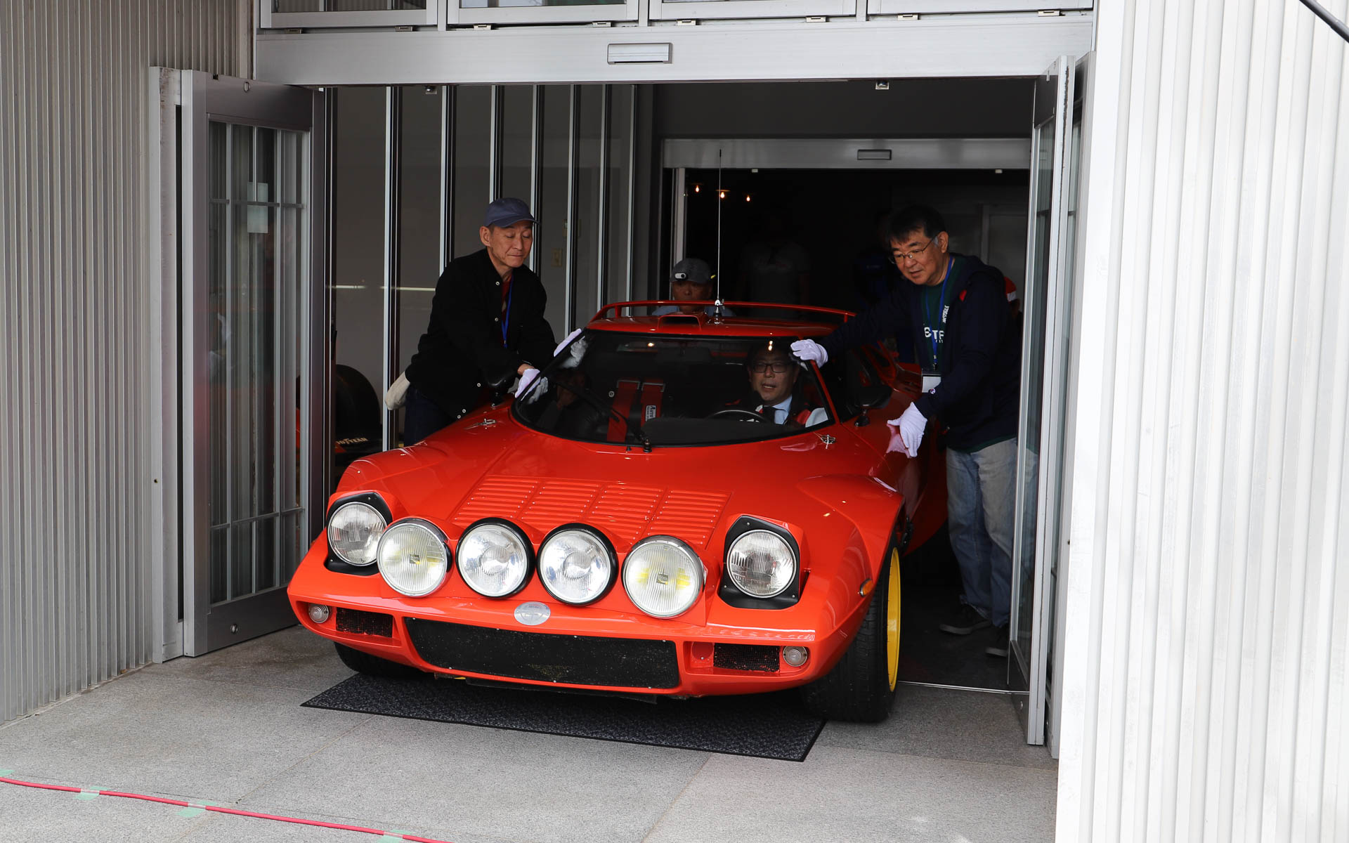 参加者の手で搬出される「ディーノ 246GT」「ランチア・ラリー037」「ランチア・ストラトス」