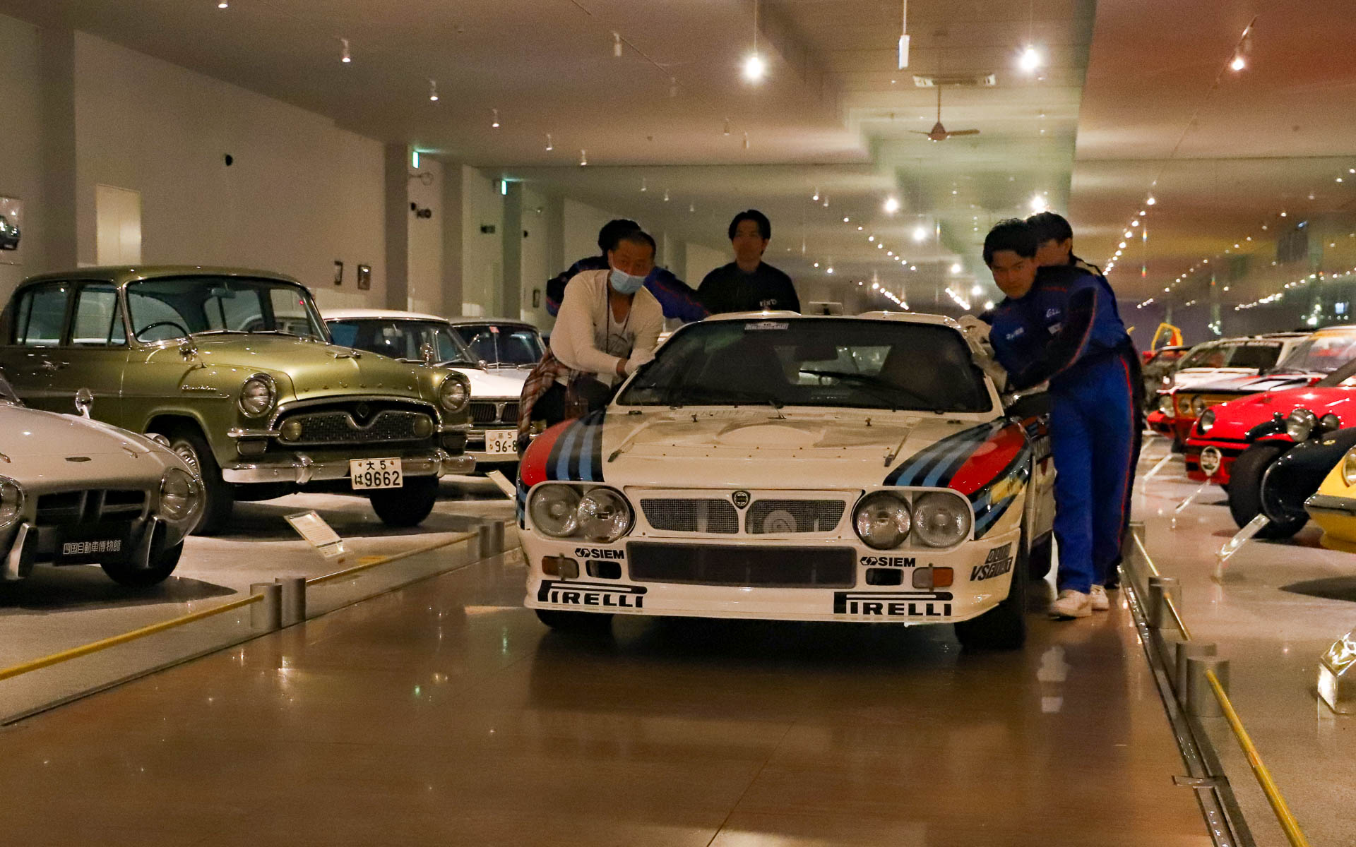 参加者の手で搬出される「ディーノ 246GT」「ランチア・ラリー037」「ランチア・ストラトス」