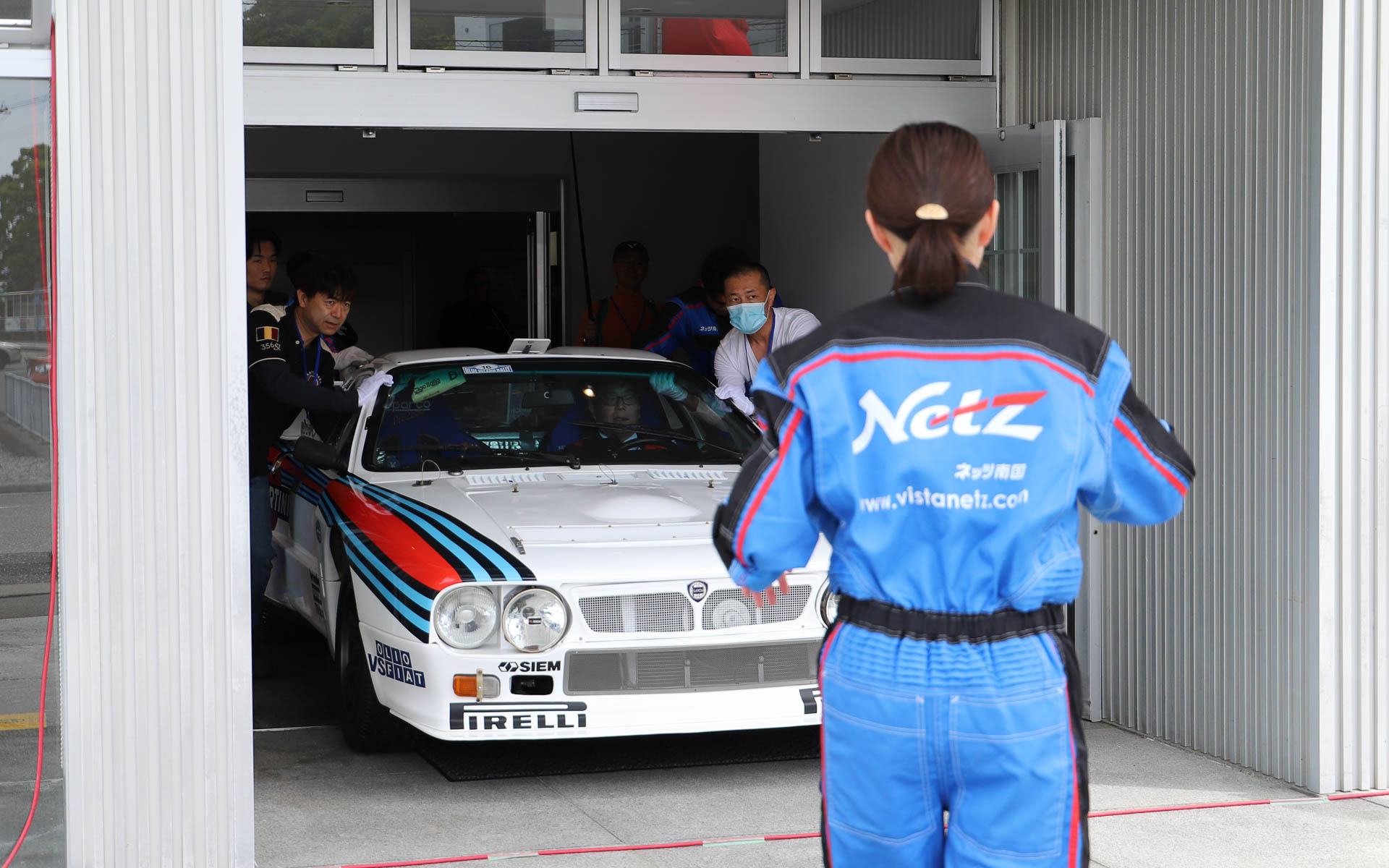 参加者の手で搬出される「ディーノ 246GT」「ランチア・ラリー037」「ランチア・ストラトス」