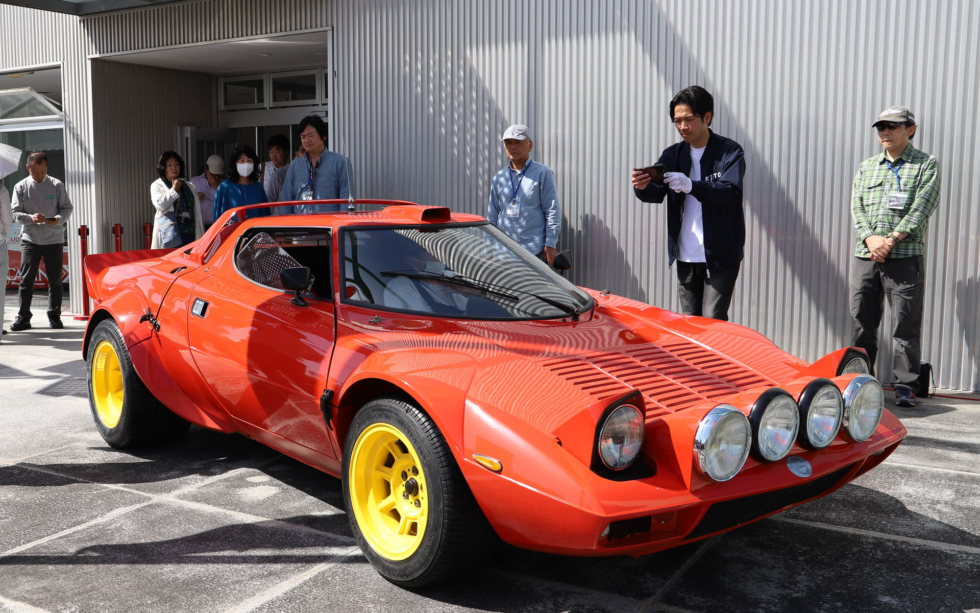普段は屋内に展示されている車両を太陽の光の下で見られる貴重な機会