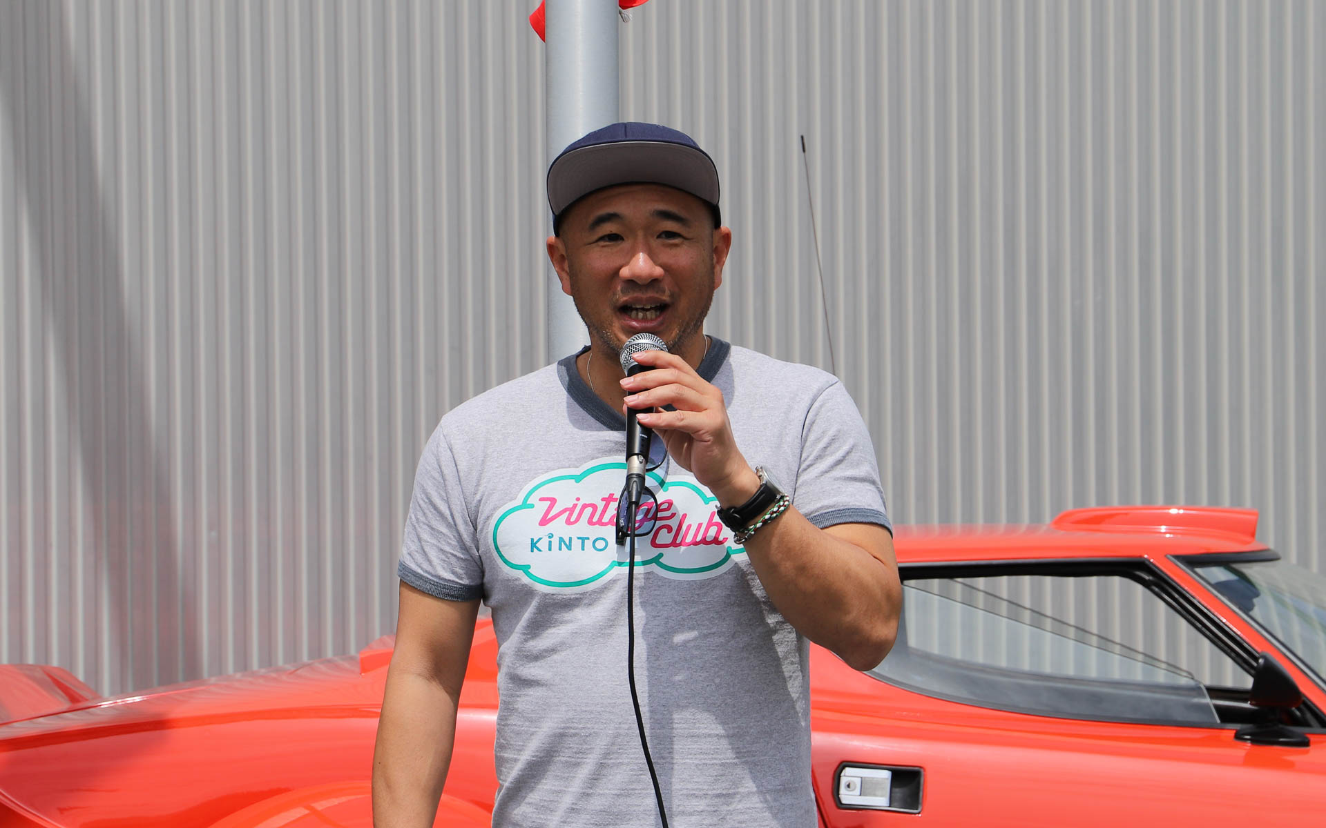 株式会社KINTO 総合企画部 部長 布川康之氏。開催のあいさつで、2025年7月にトヨタ博物館で開催された第1弾に続いて2回目のファンミーティングを四国で開催することになり、「参加者が集まるか若干不安だったものの、18組32名の募集枠があっという間に埋まりました」と喜びを語った