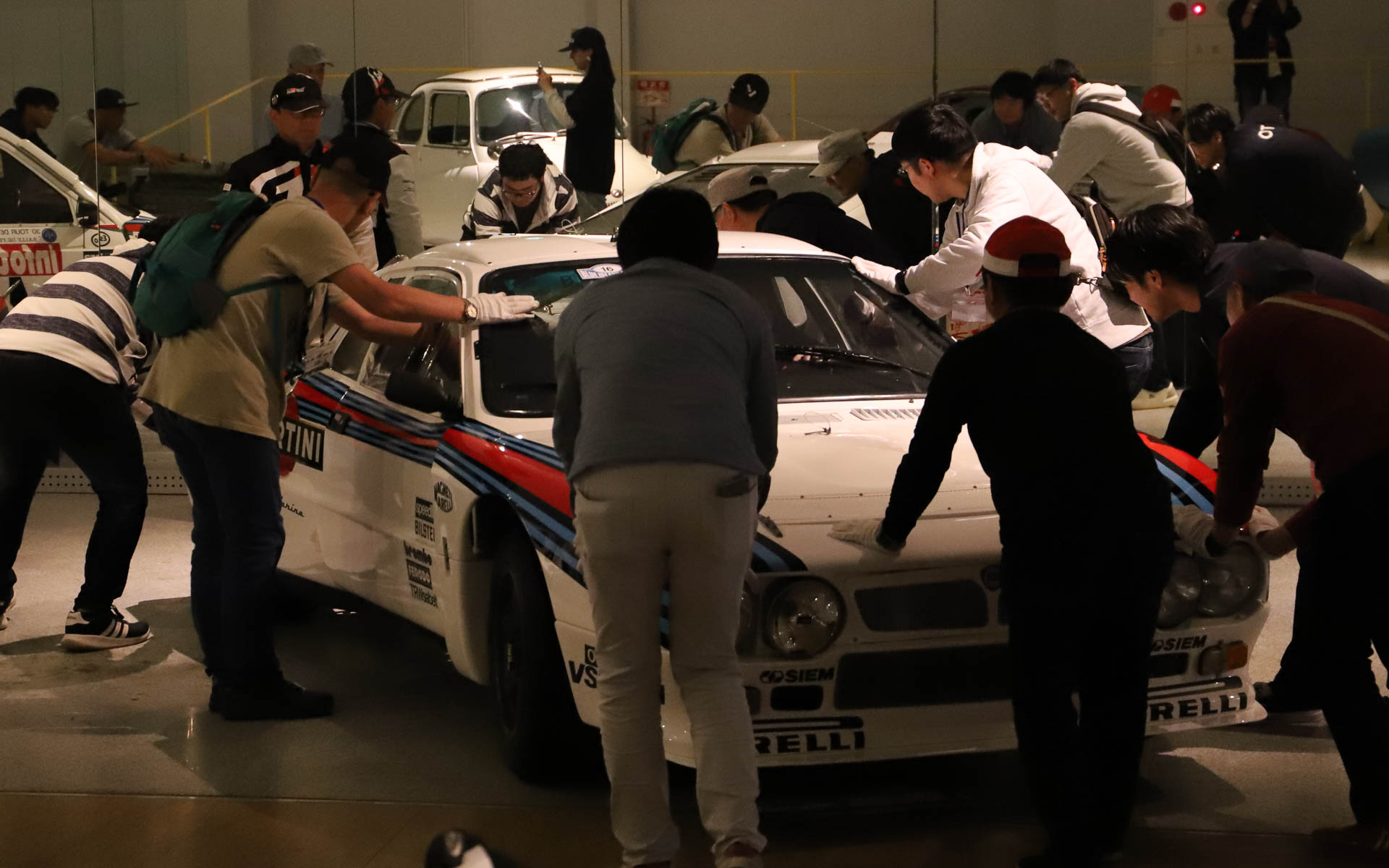 屋外に搬出した車両は、参加者の手で展示室に戻された