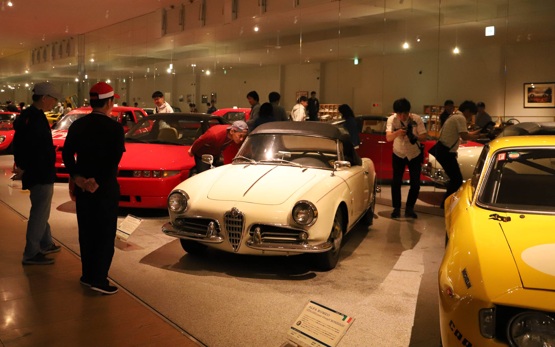 普段は立ち入りできないエリアから展示車両を見ることができた