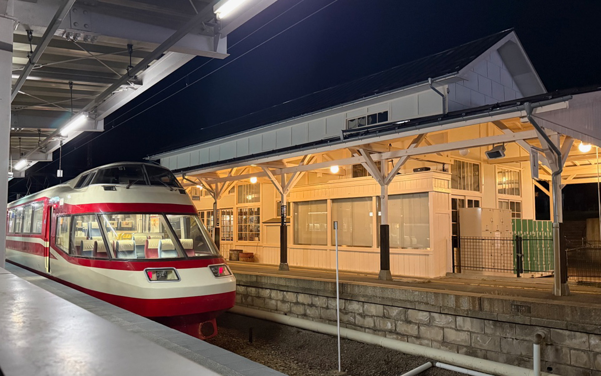 ちょうど「特急ゆけむり」が到着した、長野電鉄の終着駅である湯田中駅はとってもいい雰囲気