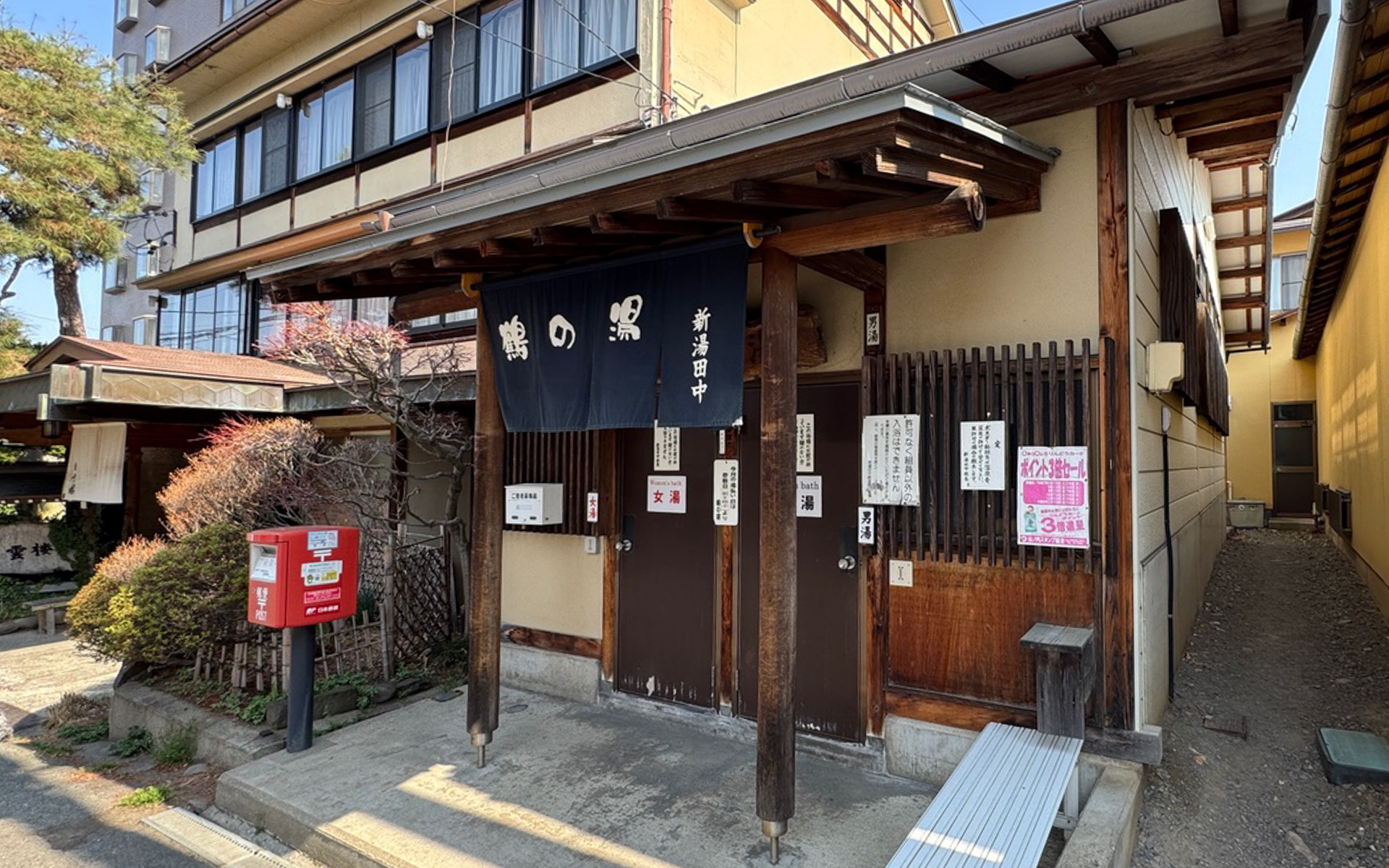 地元の住人が共同で使っている温泉施設が街のあちこちにありました