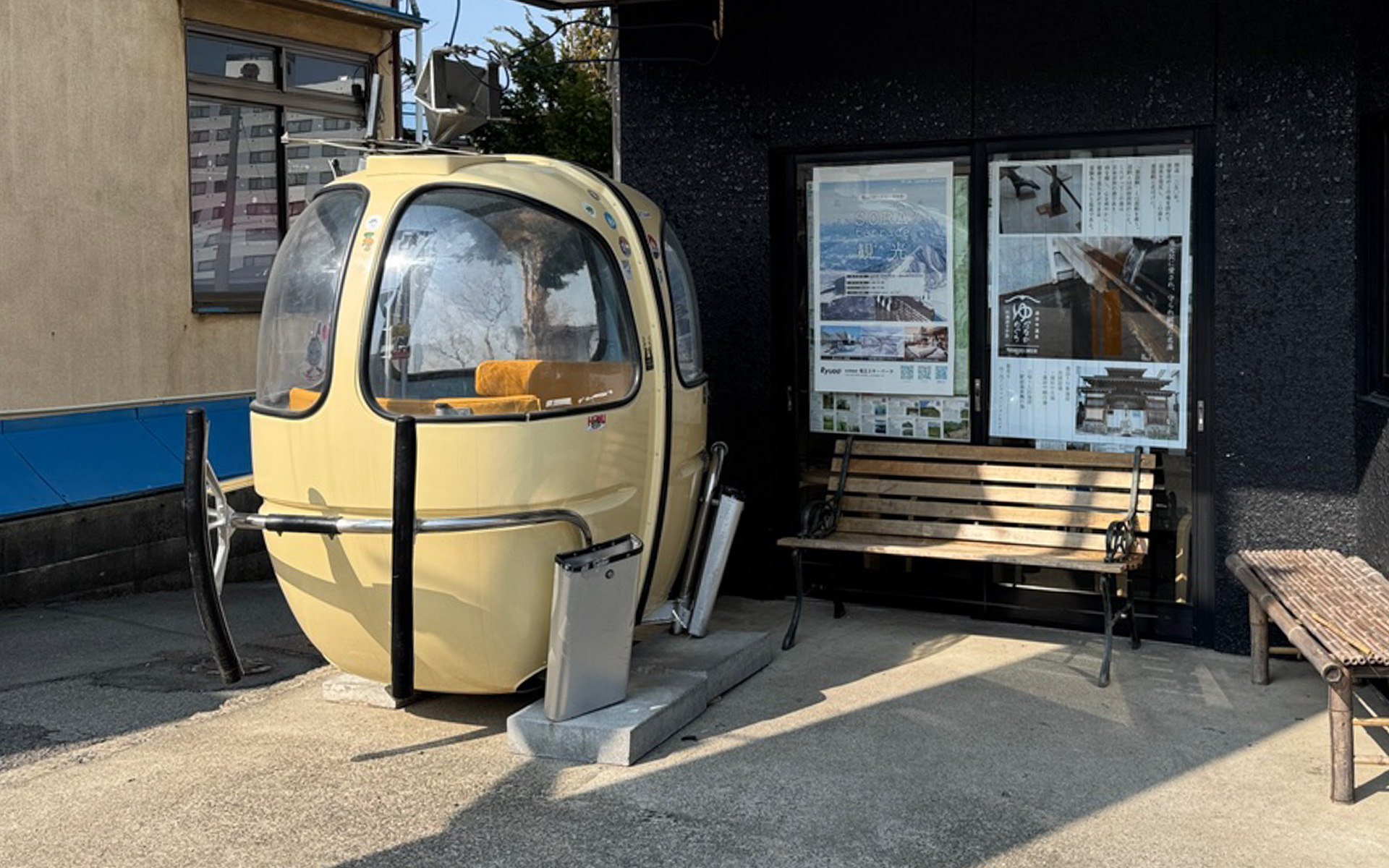 昭和50年代のものと思われるスキー場のゴンドラリフト。小さめで、中の座席はファブリックのカバーがあったりしてかわいいですね