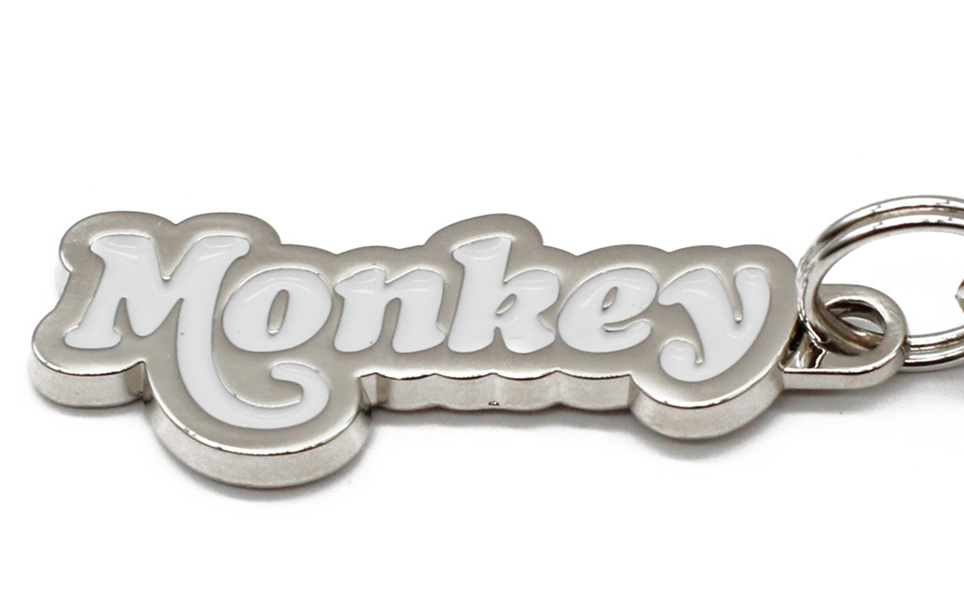 「Monkey」ロゴプレートの裏面にはシリアルナンバーも刻印