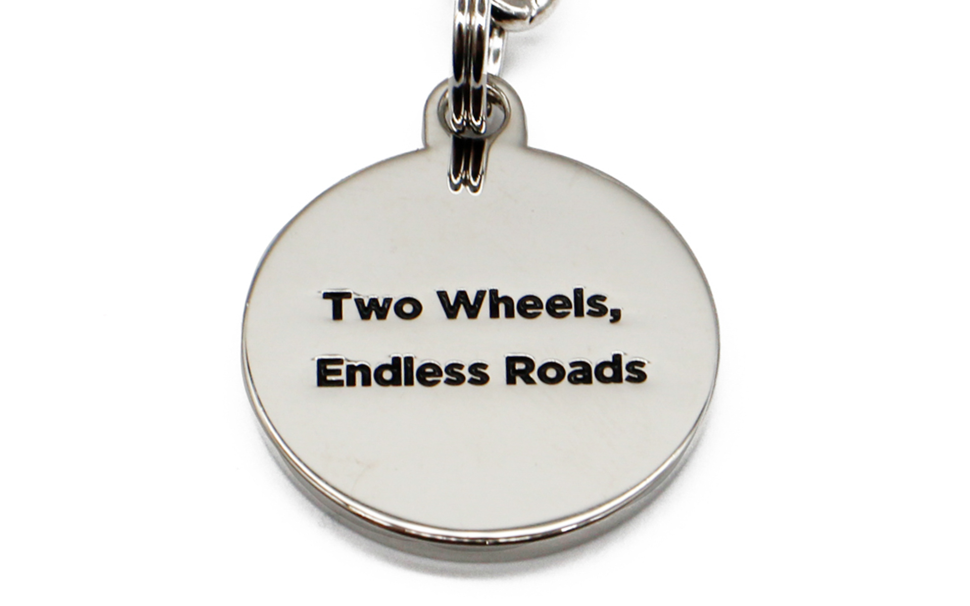 ウイングマークチャームの裏面には「Two Wheels, Endless Roads」の文字が入る