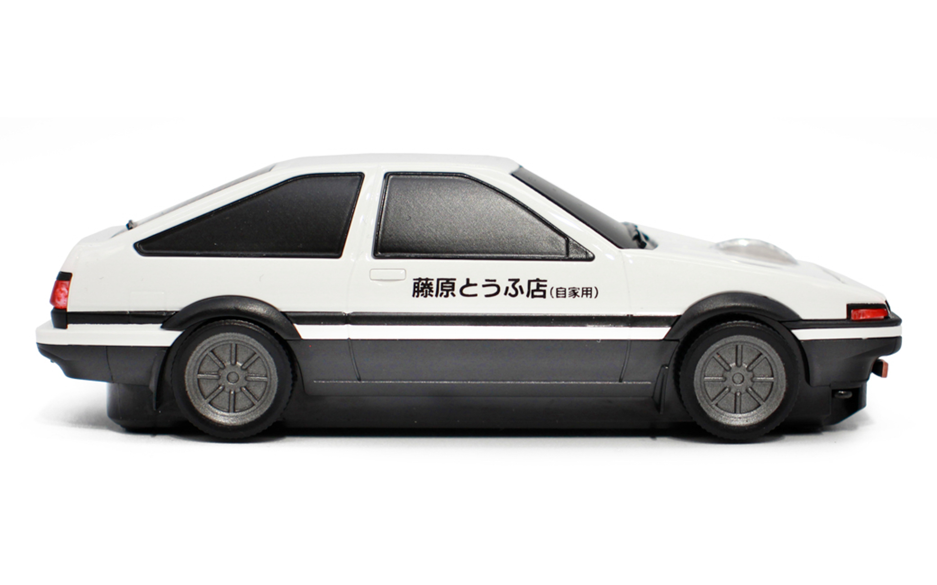 運転席側の「藤原とうふ店（自家用）」の文字も再現