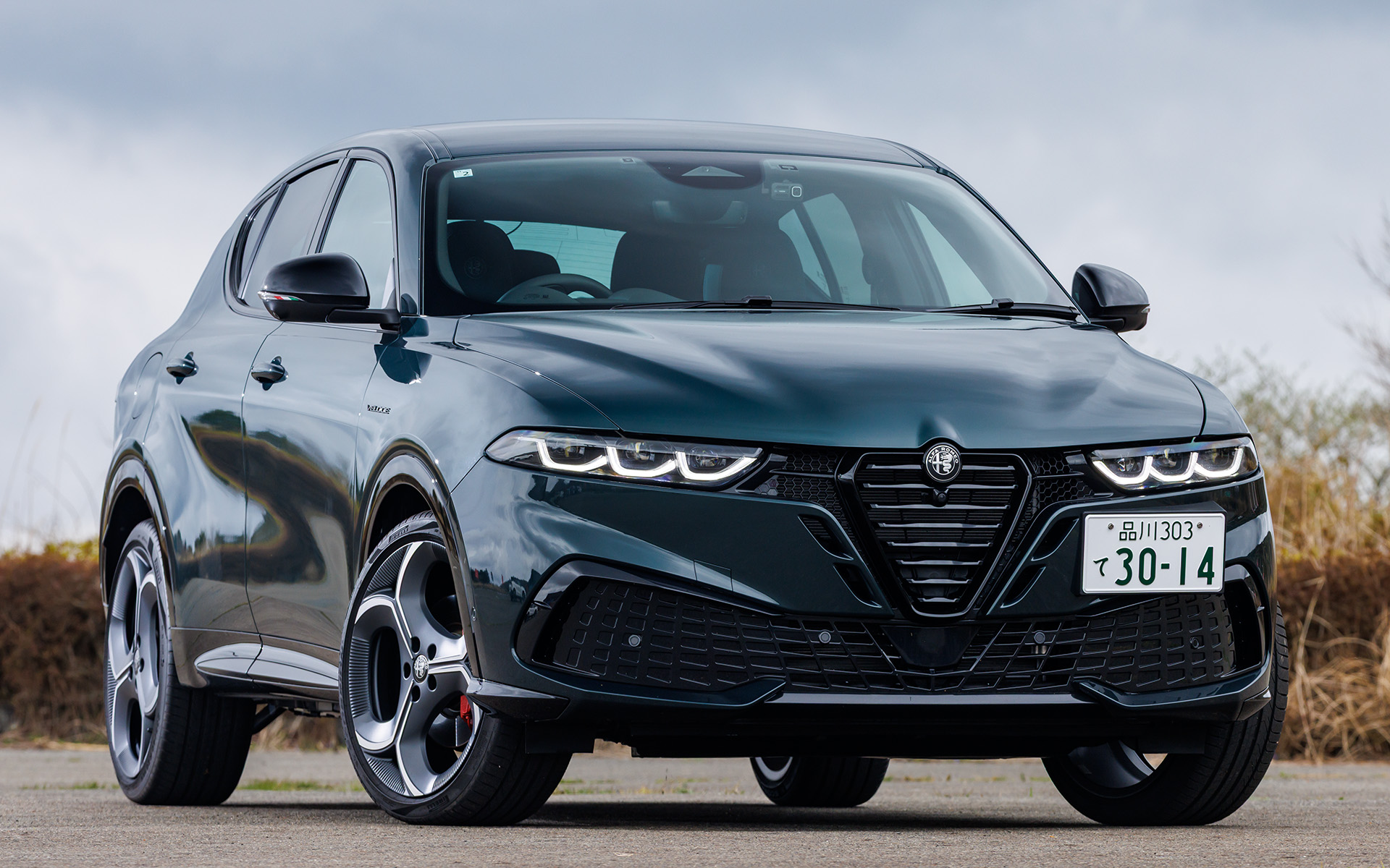 試乗したのは「トナーレ イブリダ ヴェローチェ」（653万円）。ボディカラーは新色のモンツァ グリーン。ボディサイズは4520×1835×1600mm（全長×全幅×全高）、ホイールベースは2635mm。車両重量は1600kg