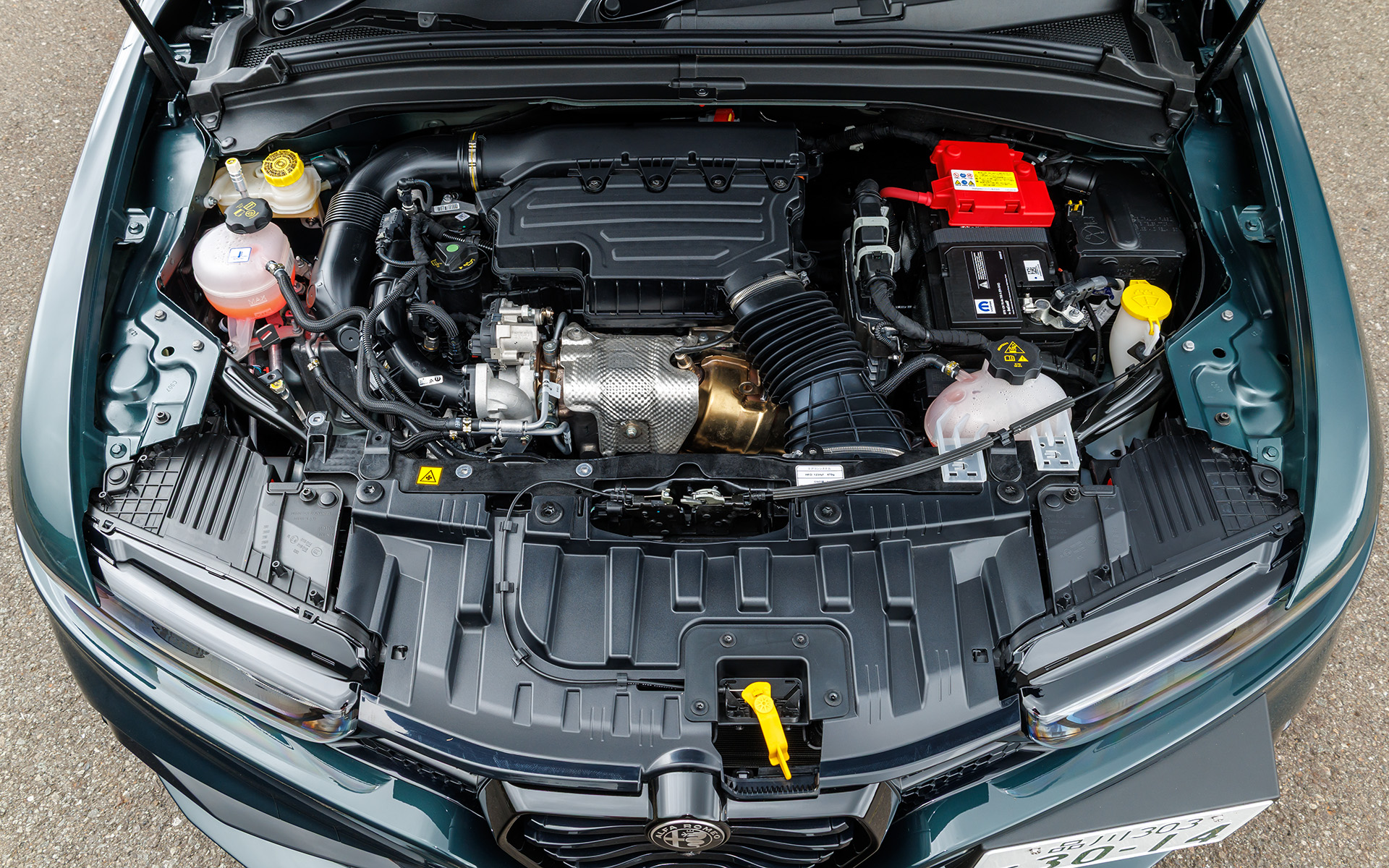最高出力117kW（160PS）/5750rpm、最大トルク240Nm（24.5kgfm）/1700rpmを発生する直列4気筒DOHC 1.5リッターターボエンジンを搭載。加えて、最高出力15kW（20PS）/6000rpm、最大トルク55Nm（5.6kgfm）/2000rpmの48V電動モーターを組み合わせている。トランスミッションは7速DCT