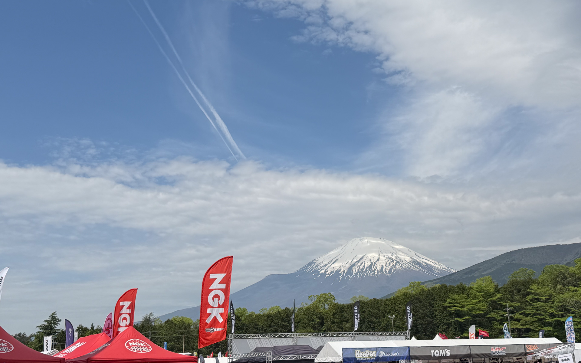 天気予報が外れ、快晴となっている富士スピードウェイ