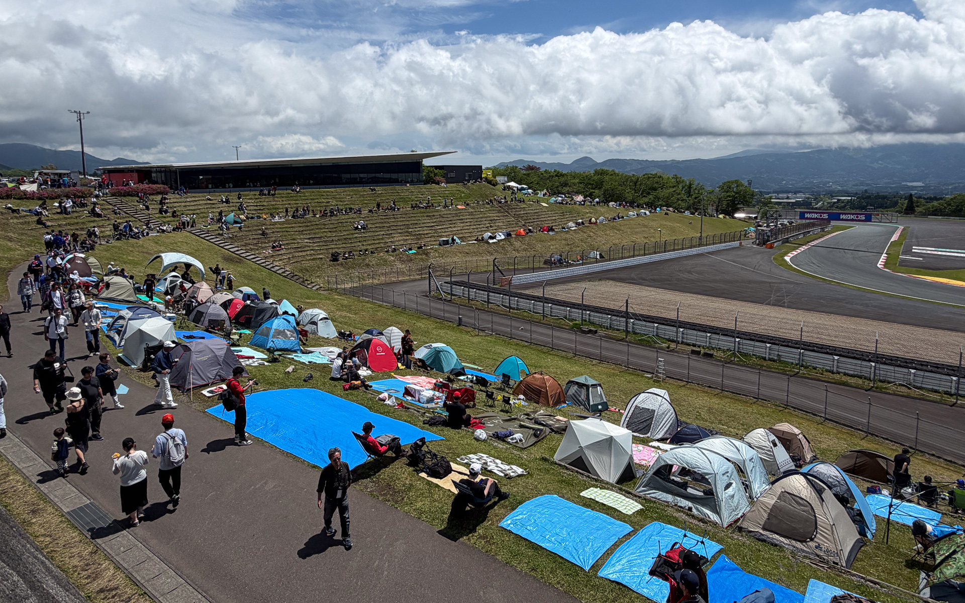 テントを持ち込んで耐久レース観戦を楽しむ人も多い