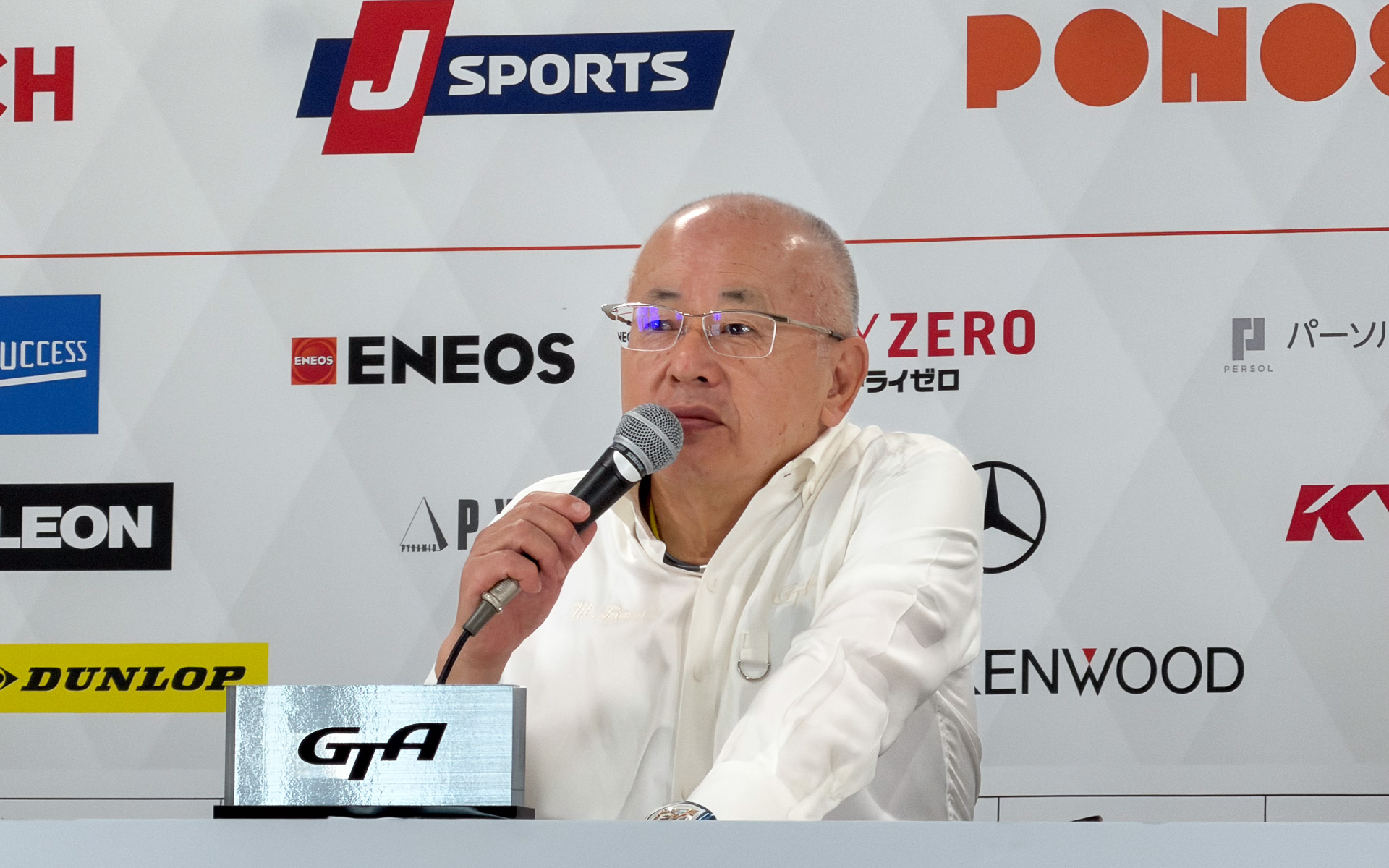 定例会見の最後で、スーパーフォーミュラで雨が降ったのは「上野さんではないということをみんなに伝えておきたい」と上野氏雨男疑惑を否定する坂東正明代表