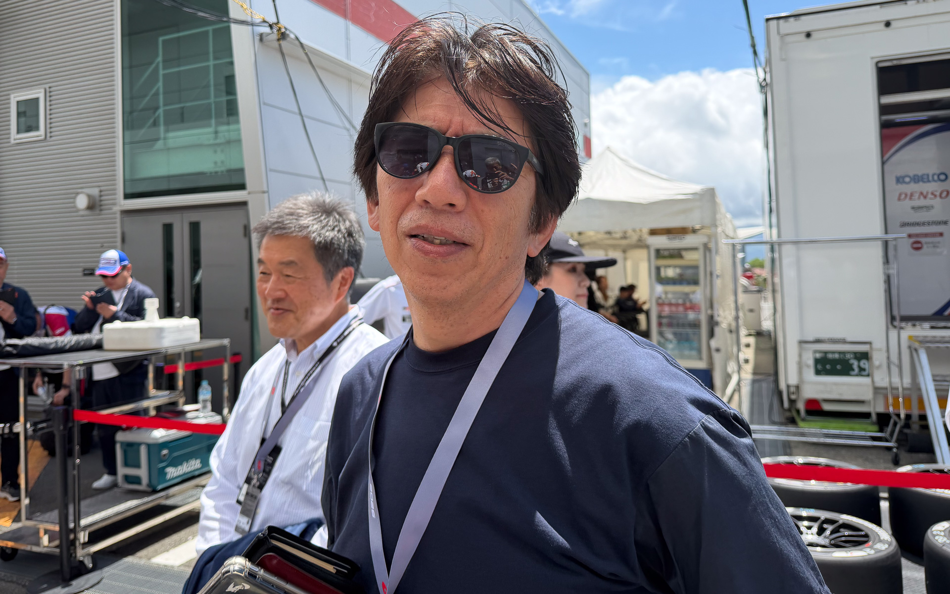 定例会見後、富士のパドックで遭遇したJRP 上野禎久社長。記者とは1985年に鈴鹿のF3000をパソコン誌の関係で取材して以来のお付き合い
