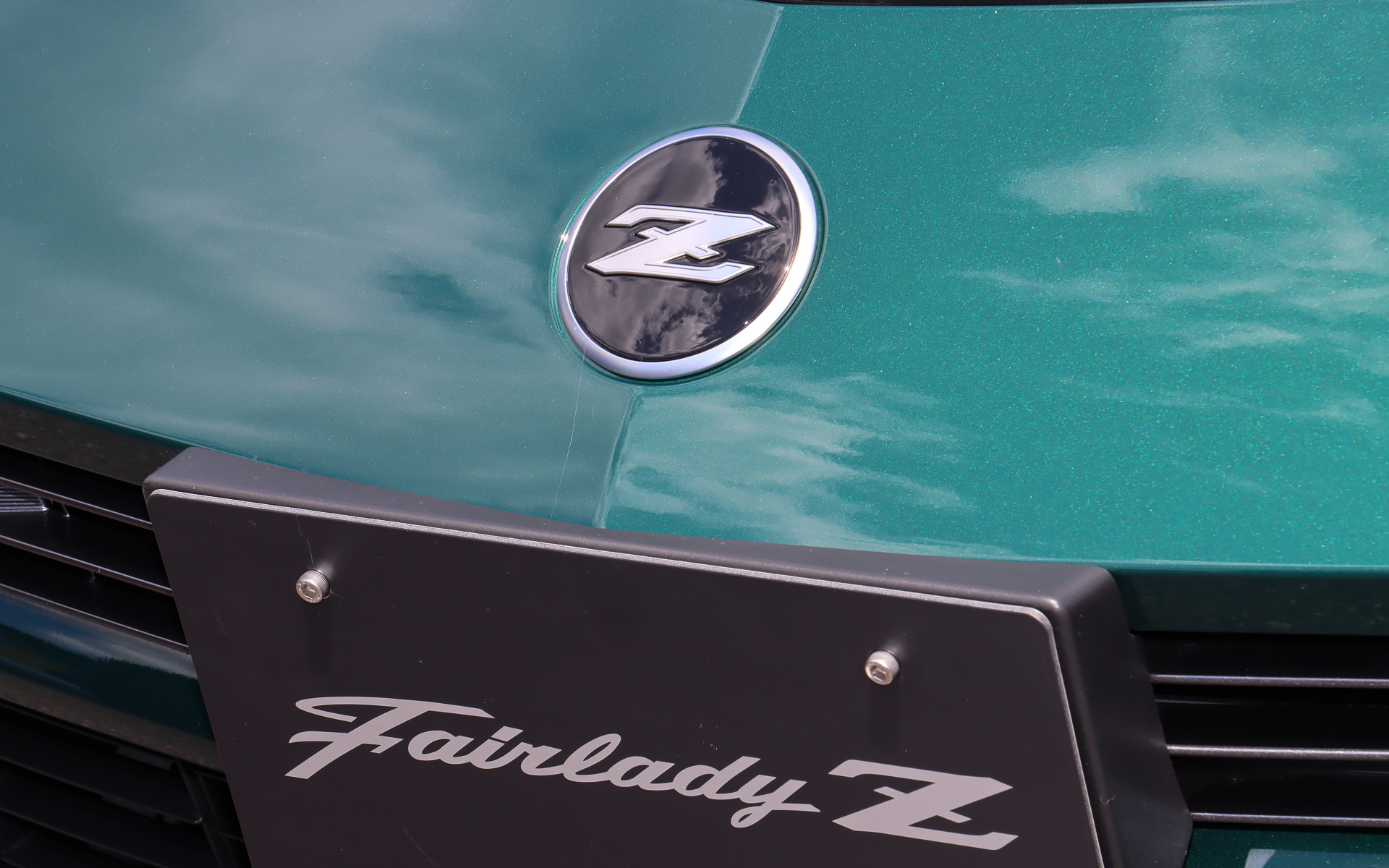 フロントノーズの中央に設置されていた日産のメーカーエンブレムを歴代Zと同様の「Z」エンブレムに変更