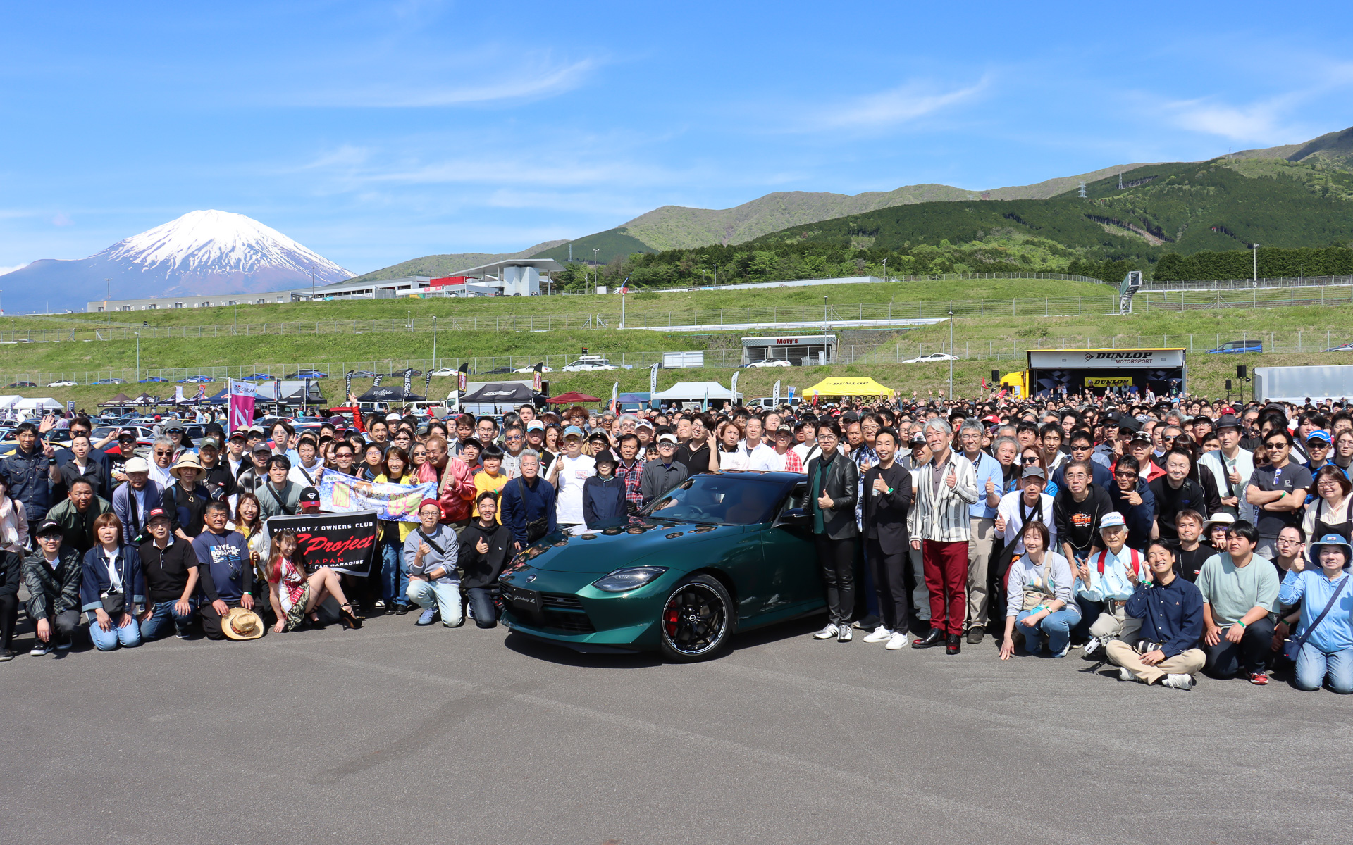新しいフェアレディZのアンベール後に参加者の集合写真を撮影