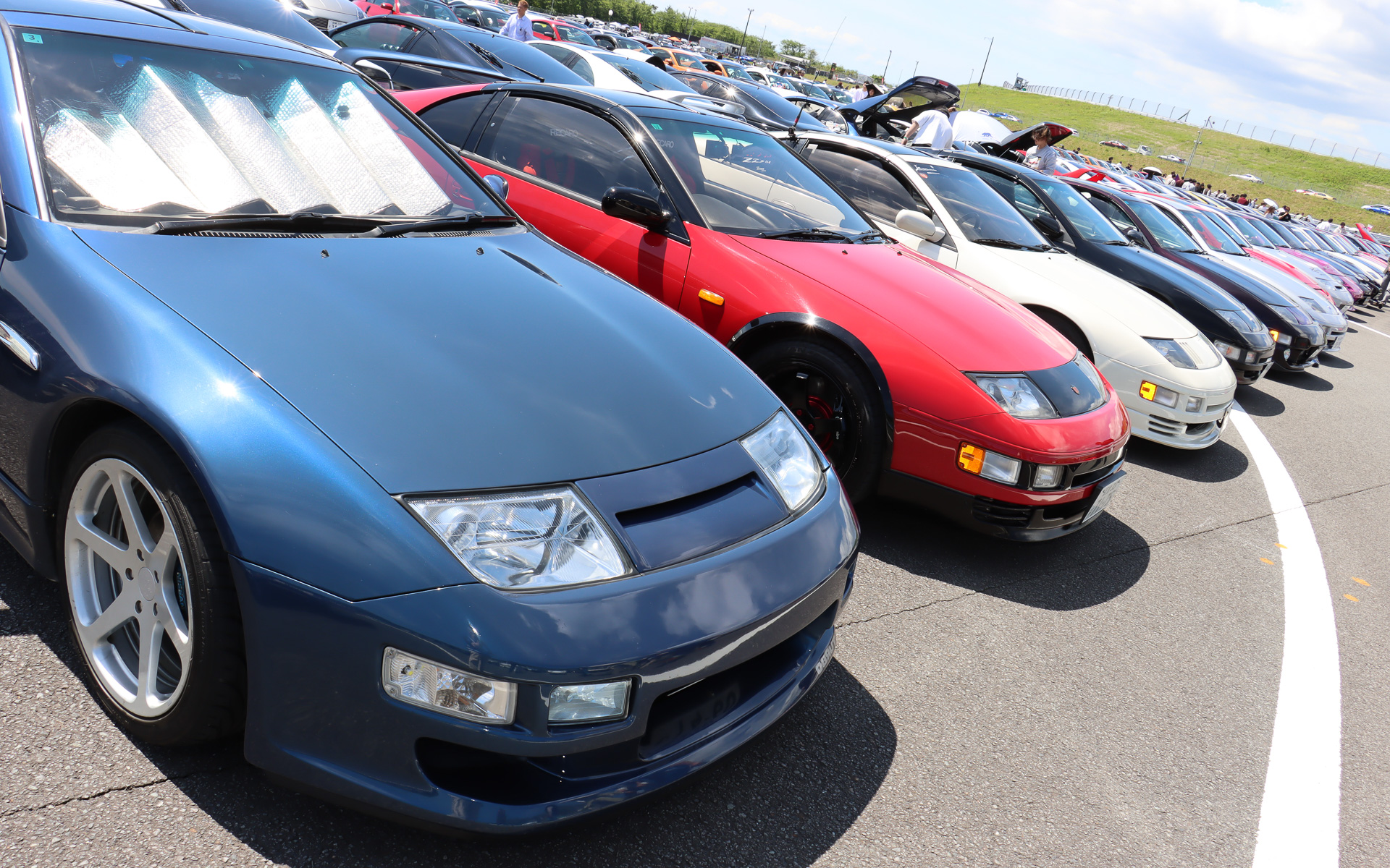 参加者の愛車を型式やボディタイプ別で12種類に分け、のぼり旗を使ったエリア指定で駐車。同じモデルが並ぶからこそ、各車の個性が分かりやすくなっていた
