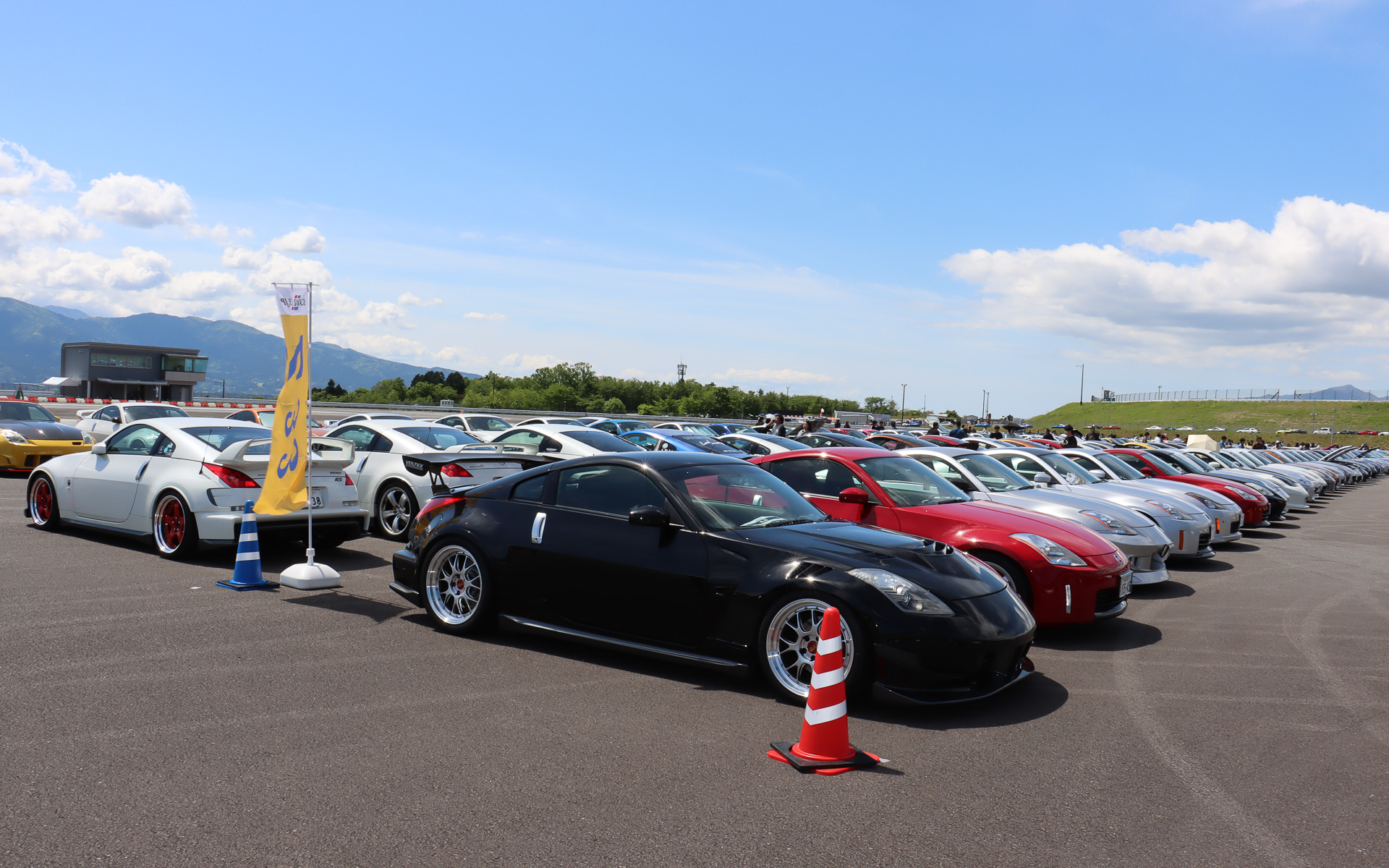 参加者の愛車を型式やボディタイプ別で12種類に分け、のぼり旗を使ったエリア指定で駐車。同じモデルが並ぶからこそ、各車の個性が分かりやすくなっていた