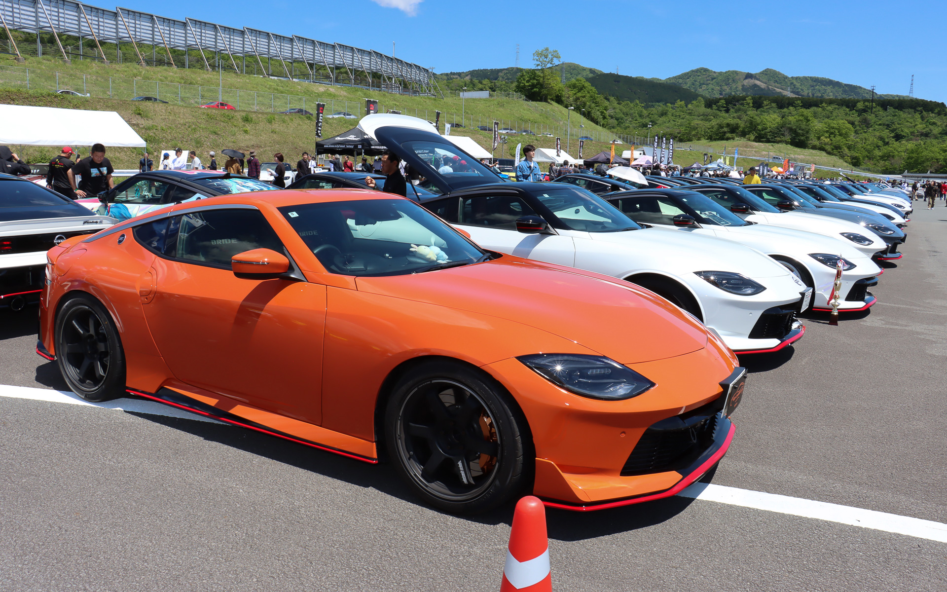 参加者の愛車を型式やボディタイプ別で12種類に分け、のぼり旗を使ったエリア指定で駐車。同じモデルが並ぶからこそ、各車の個性が分かりやすくなっていた