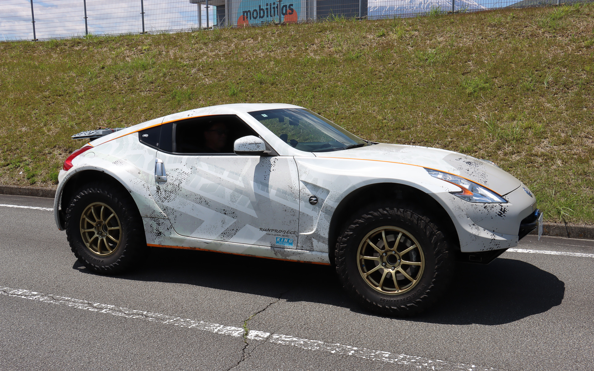 世界に数多くのファンを持つフェアレディZだけに愛車の個性化に力を注ぐZオーナーも多く、会場には多彩なカスタマイズが施された車両も数多く集まり、オーナー同士の会話も弾んでいた
