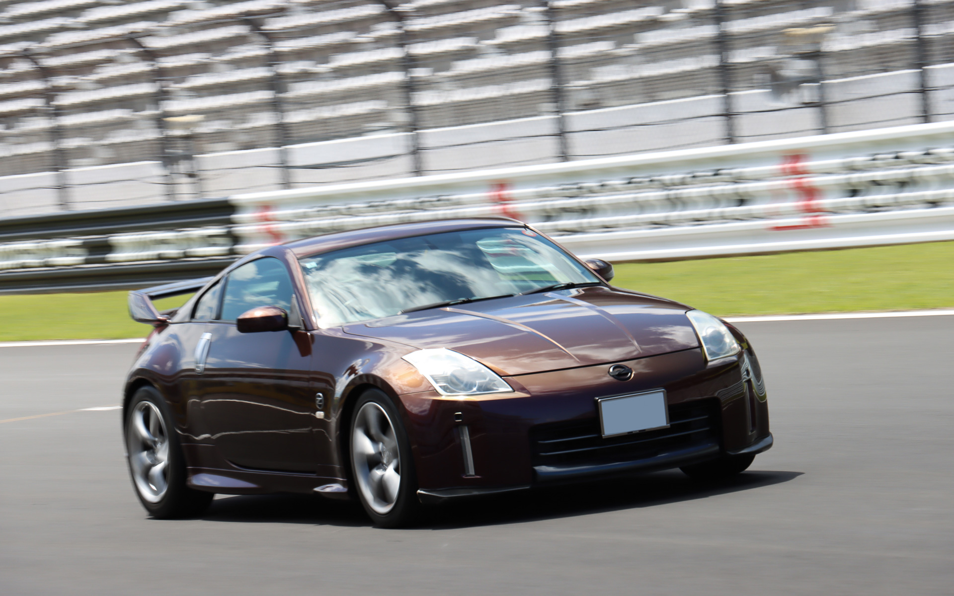 広々としたクローズドコースで参加者は愛車が持つポテンシャルを味わっていた