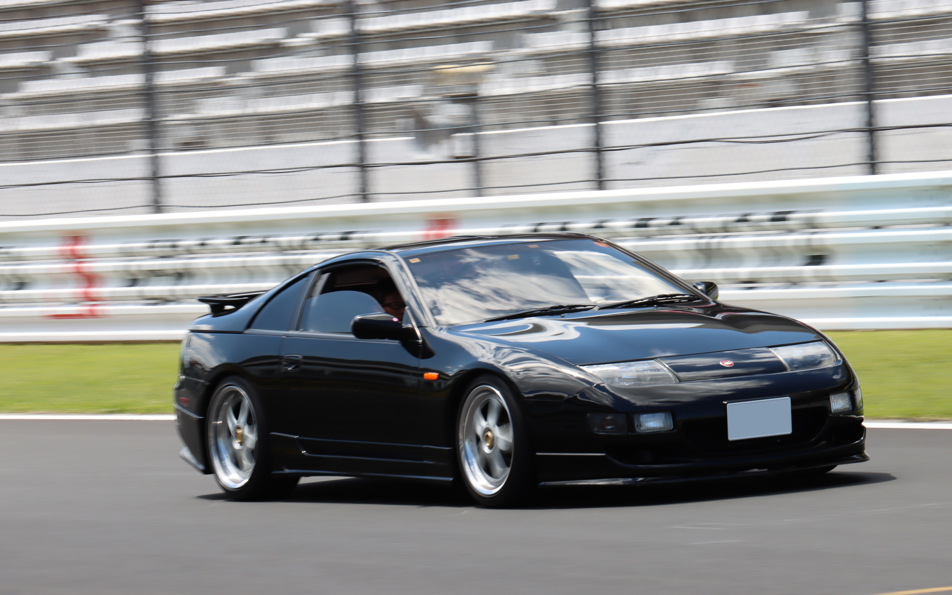 広々としたクローズドコースで参加者は愛車が持つポテンシャルを味わっていた